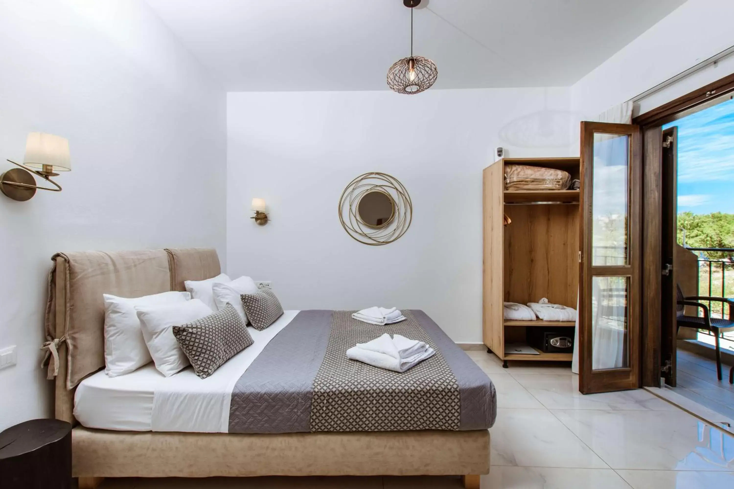 Quadruple Room with Side Sea View in Deluxe Suites Quadruple Room with Side Sea View in Deluxe Suites