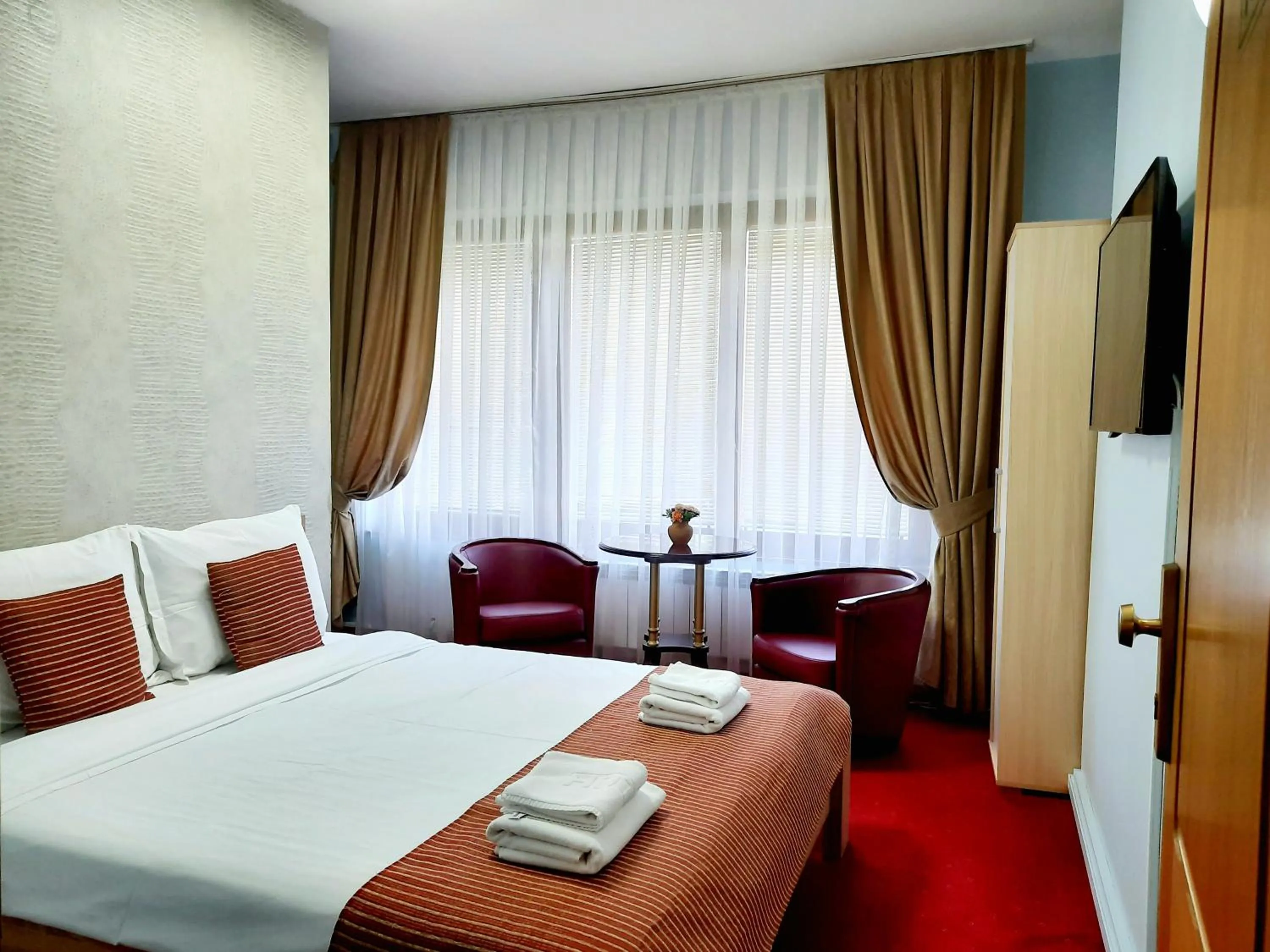 Bed in Hotel Aristocrat & Fish Restaurant