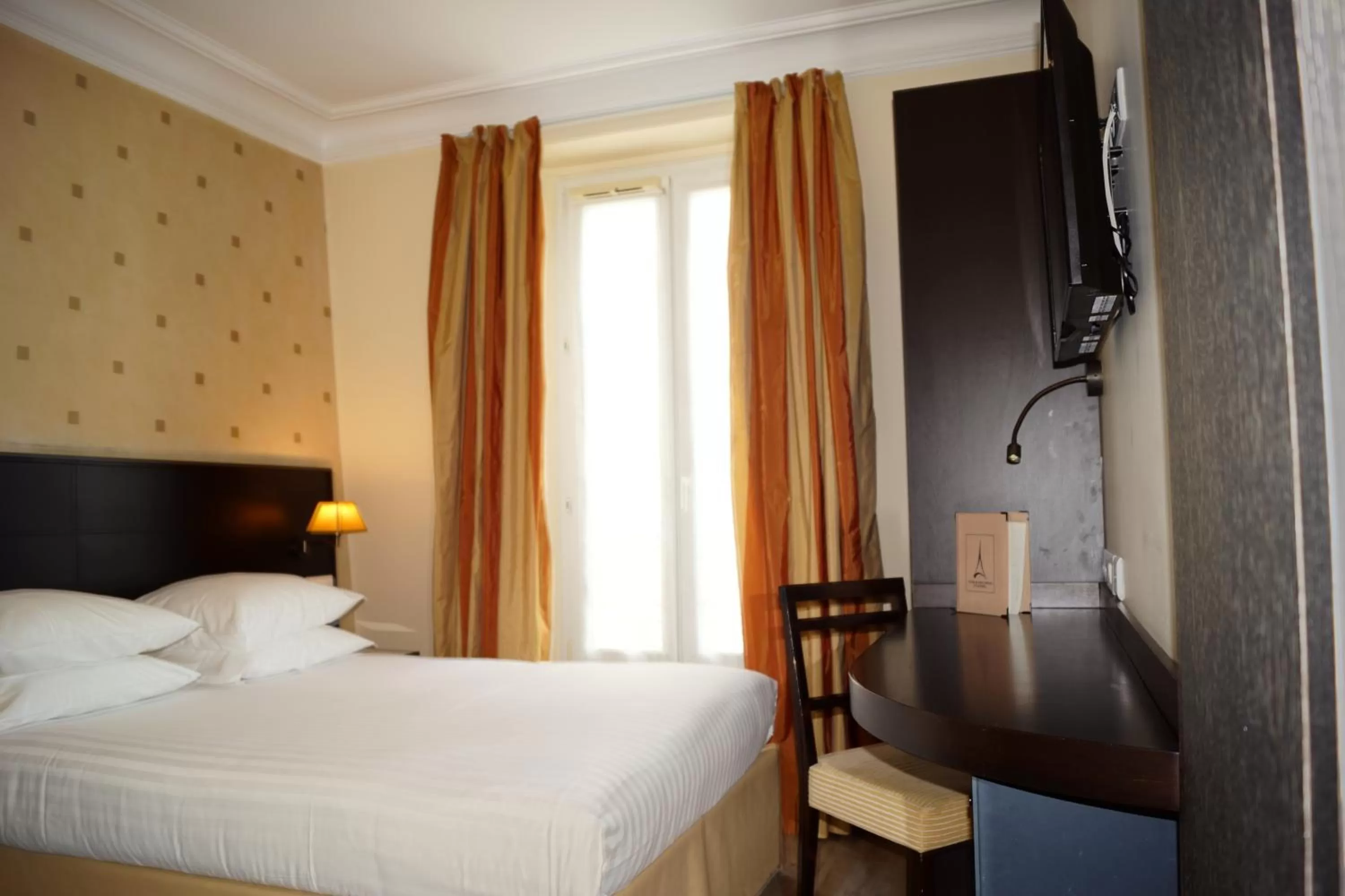 Bed in Hôtel de l'Exposition - Tour Eiffel