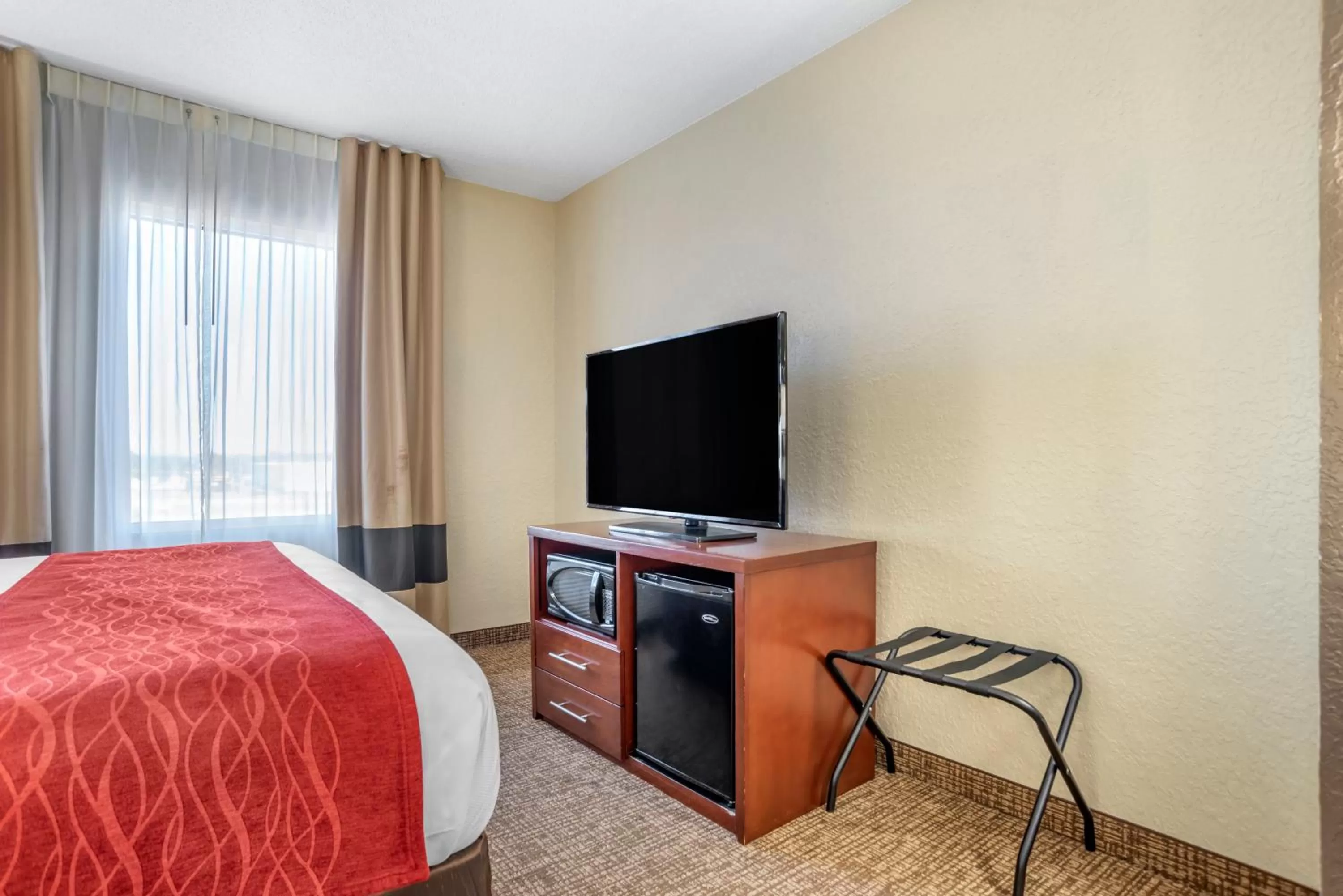 Communal lounge/ TV room, Bed in Comfort Inn & Suites Marianna I-10