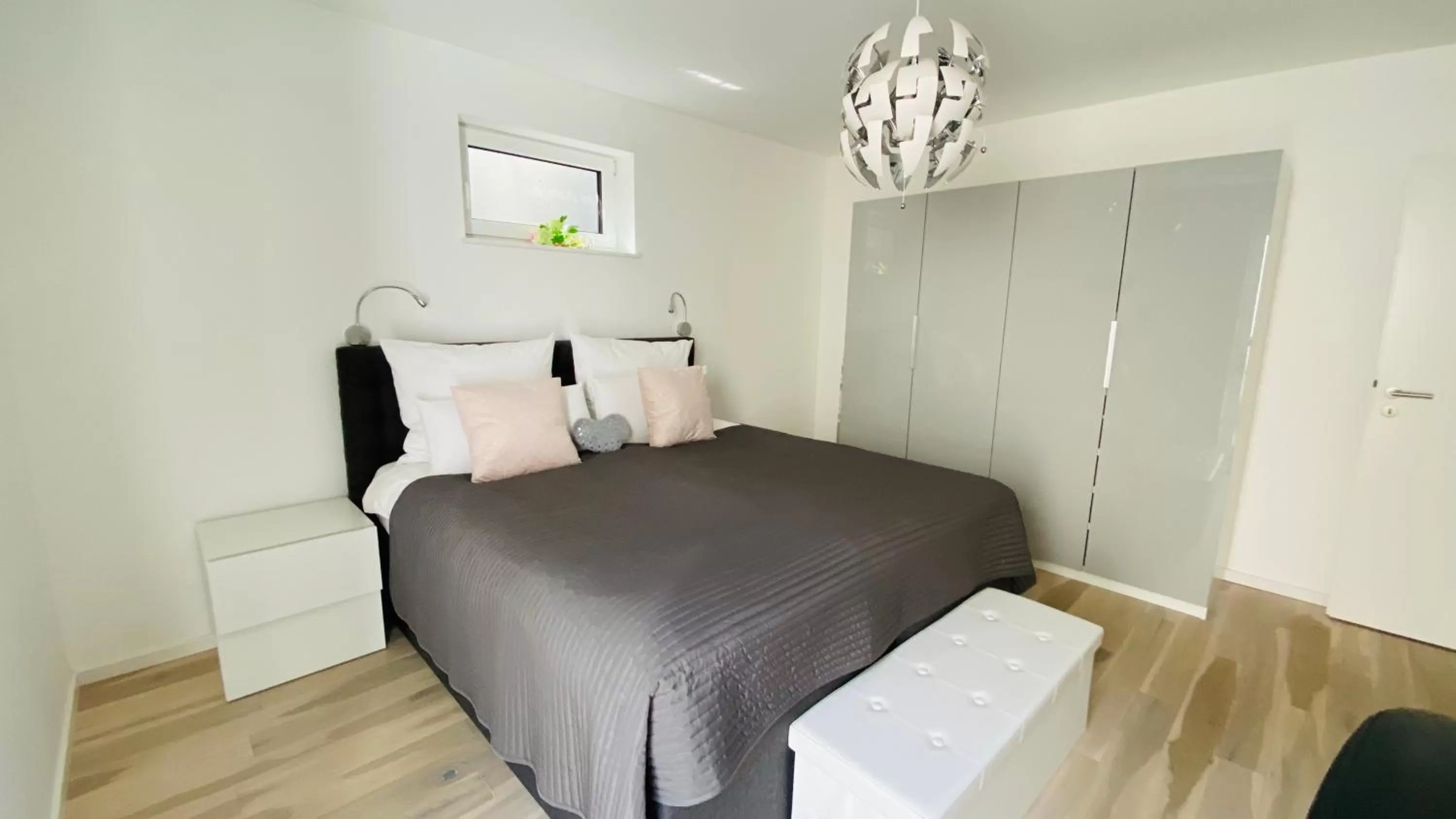 Bedroom, Bed in Moderne Wohnung im Rhein-Main-Gebiet