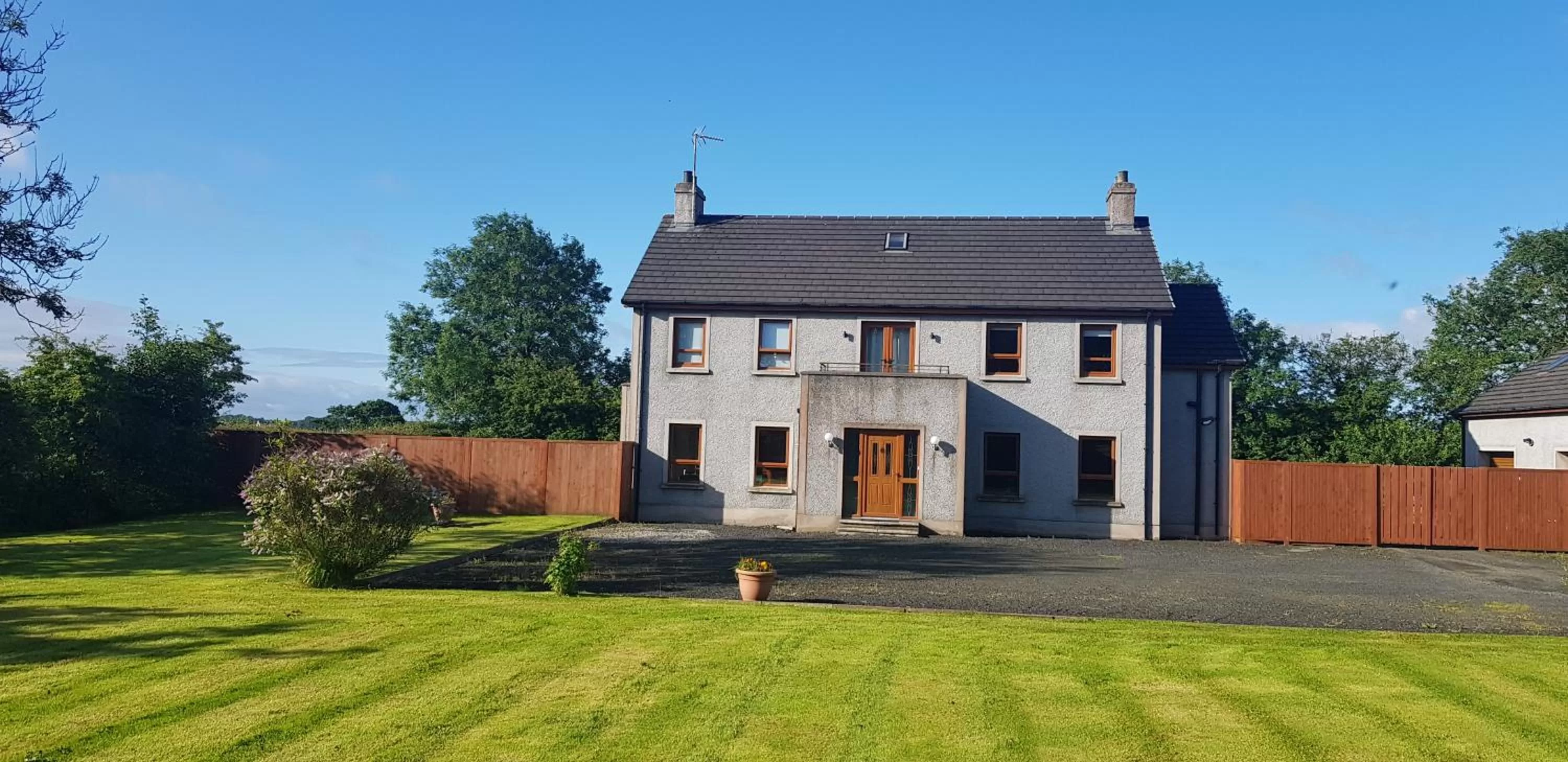 Facade/entrance in Maghernahar House B&B