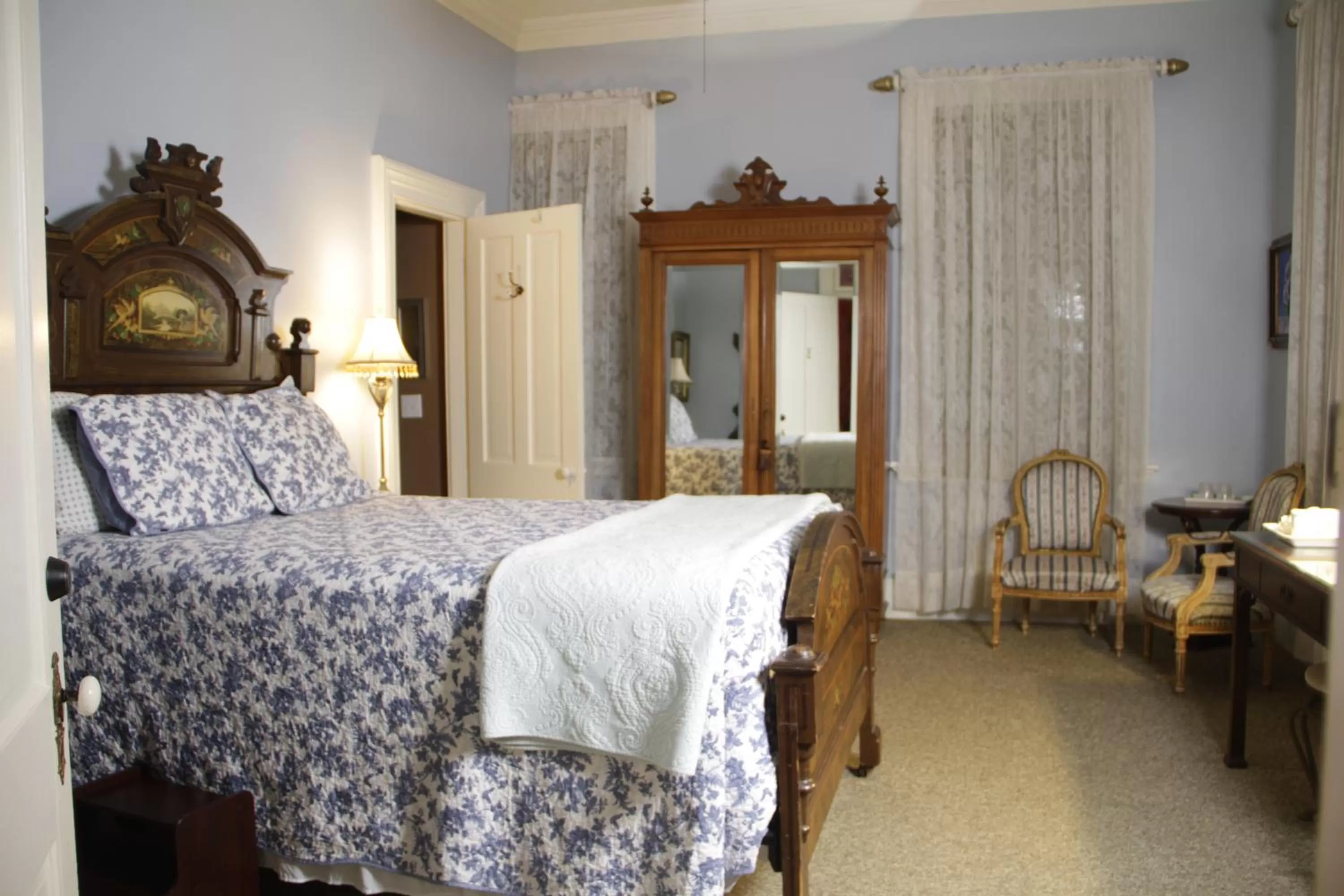 Photo of the whole room, Bed in Flowertown Bed and Breakfast