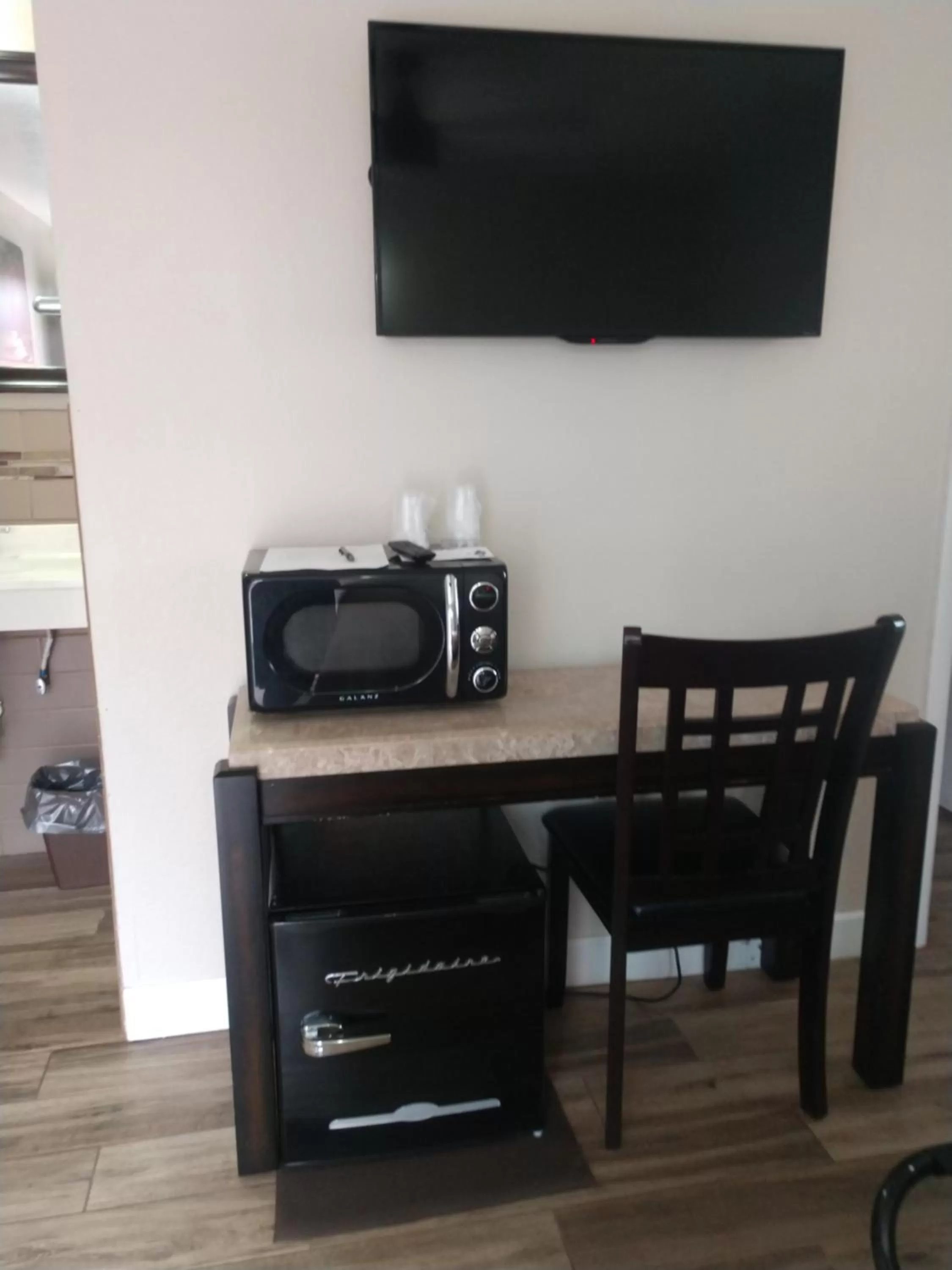 TV and multimedia in Red Rock Motel and Dam Motel