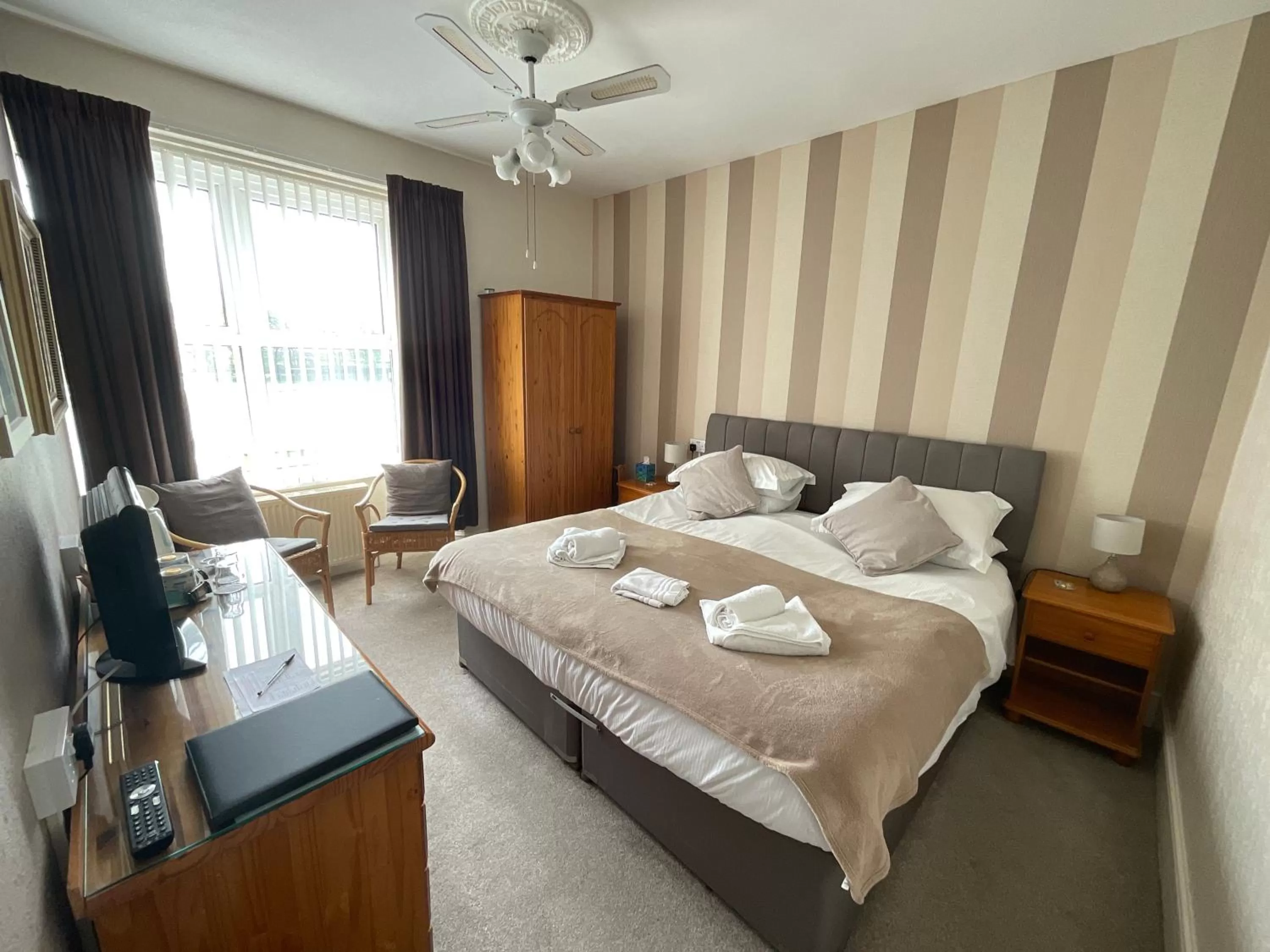 Photo of the whole room, Bed in Merritt Guest House B&B