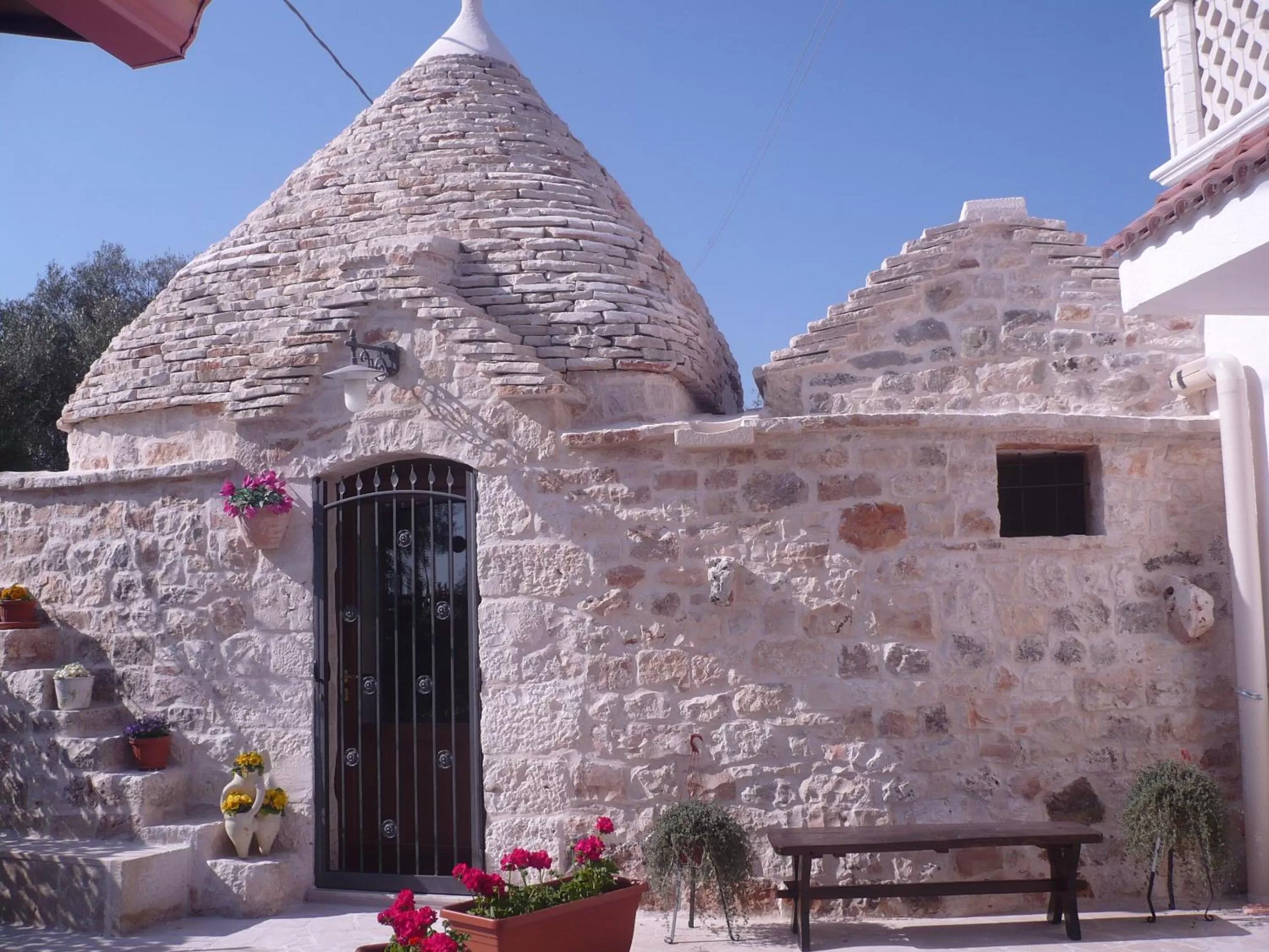 Facade/entrance in L'Isola Felice e Trulli Sotto Le Stelle