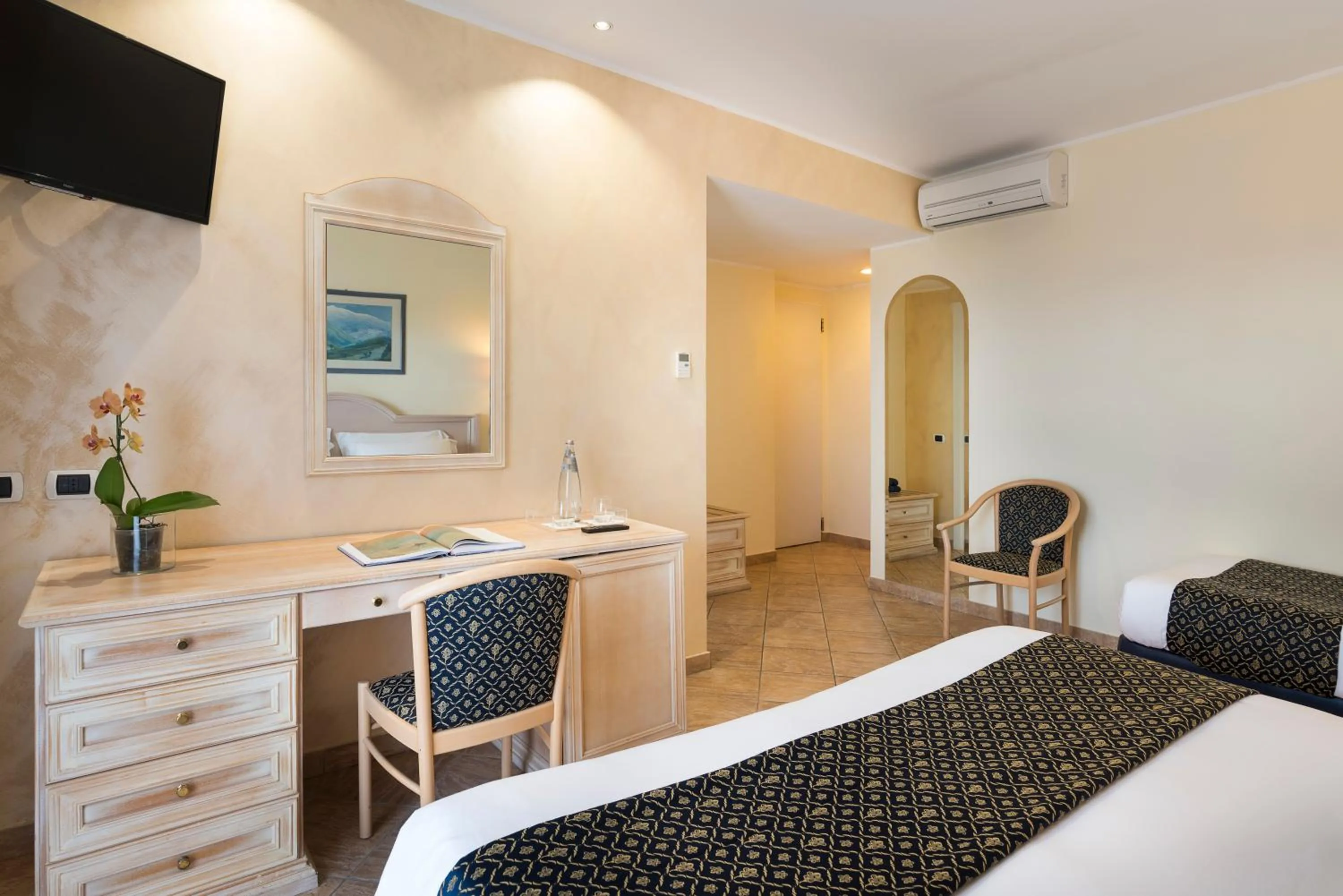 Photo of the whole room, Bed in Sant Alphio Garden Hotel & SPA