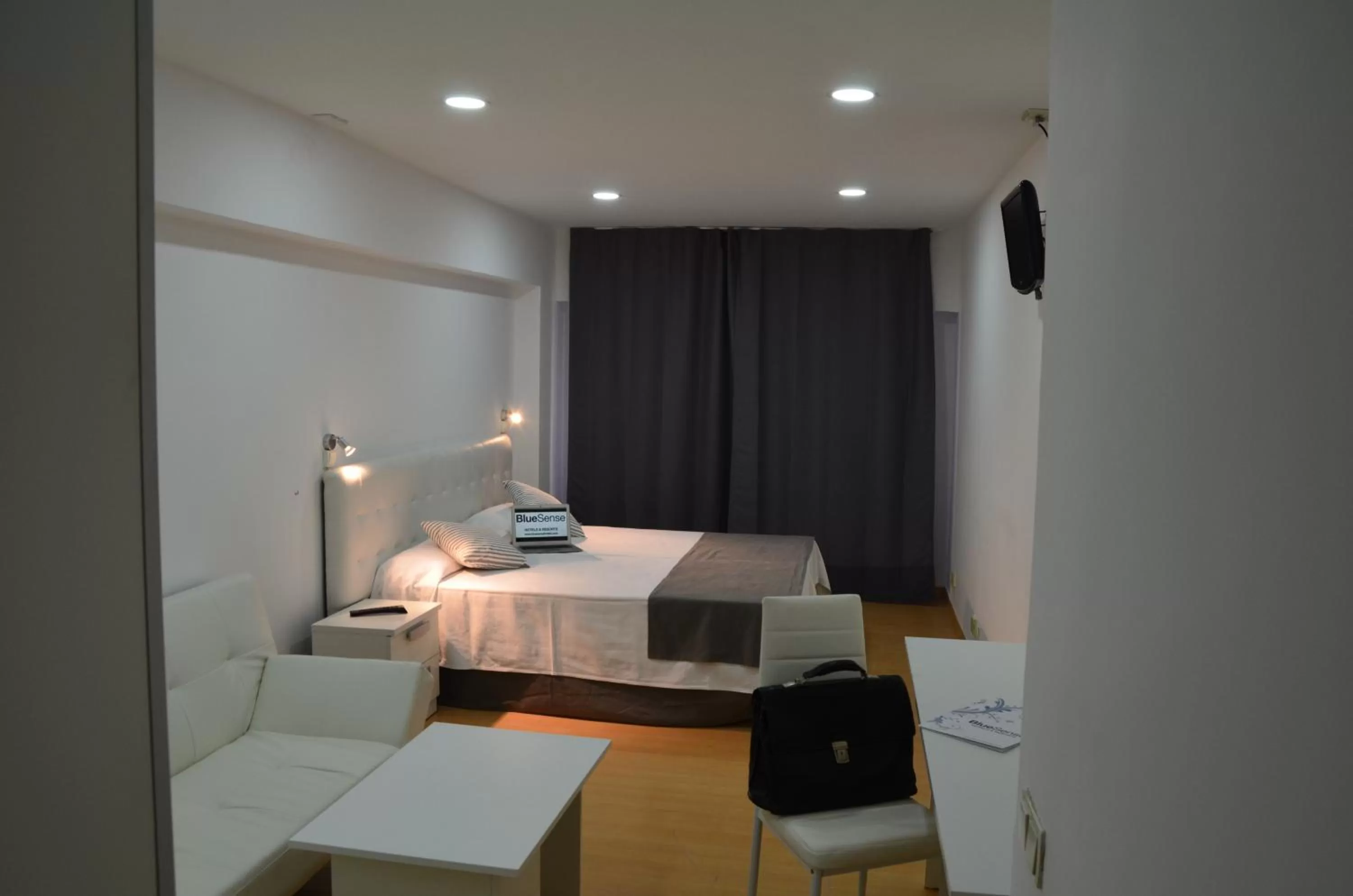 Photo of the whole room, Bed in Boutique Urban Madrid Génova