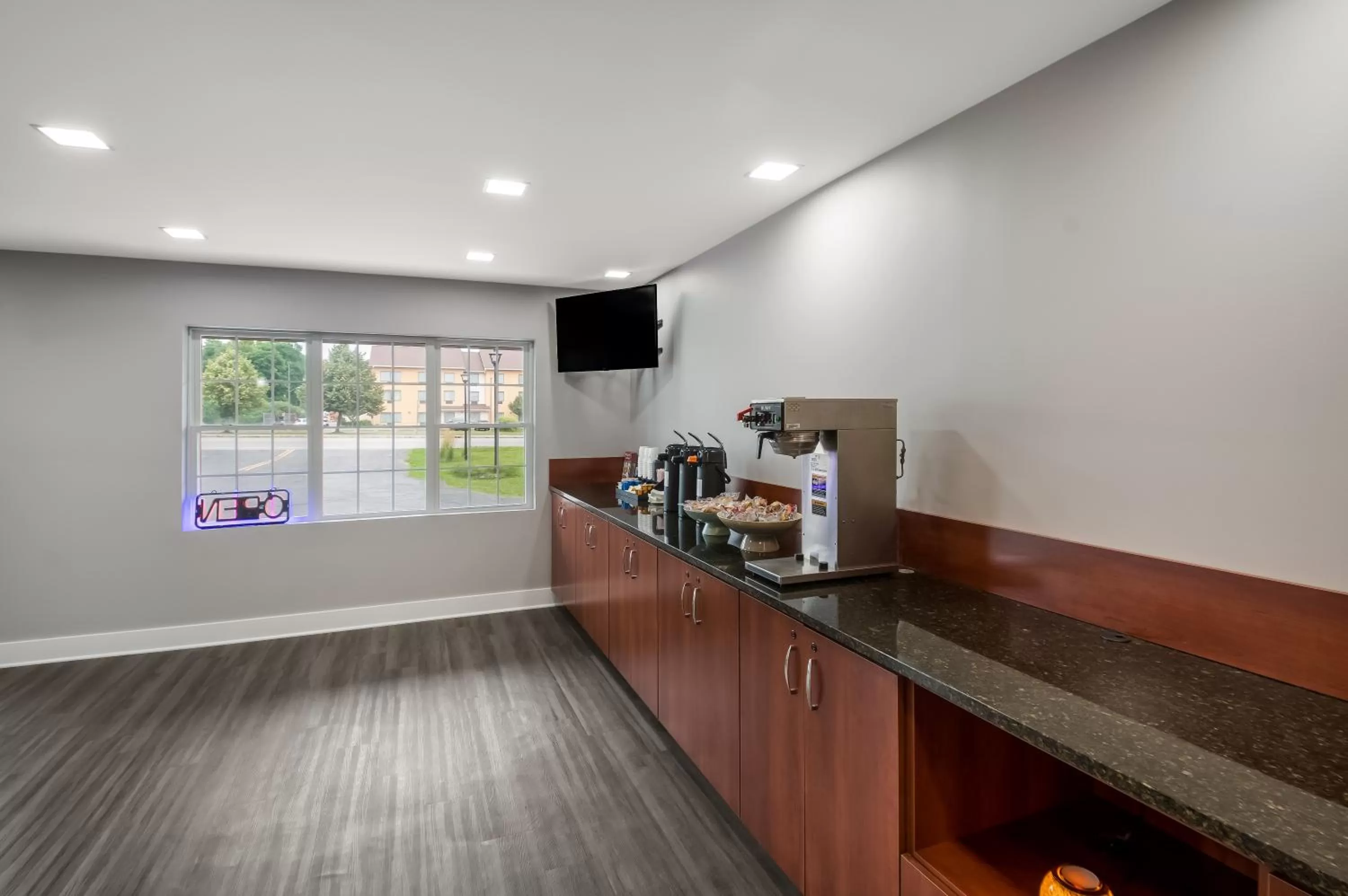 Coffee/tea facilities in Americas Best Value Inn Farmington