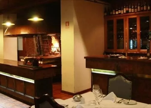 Restaurant/places to eat in Hotel Dighton