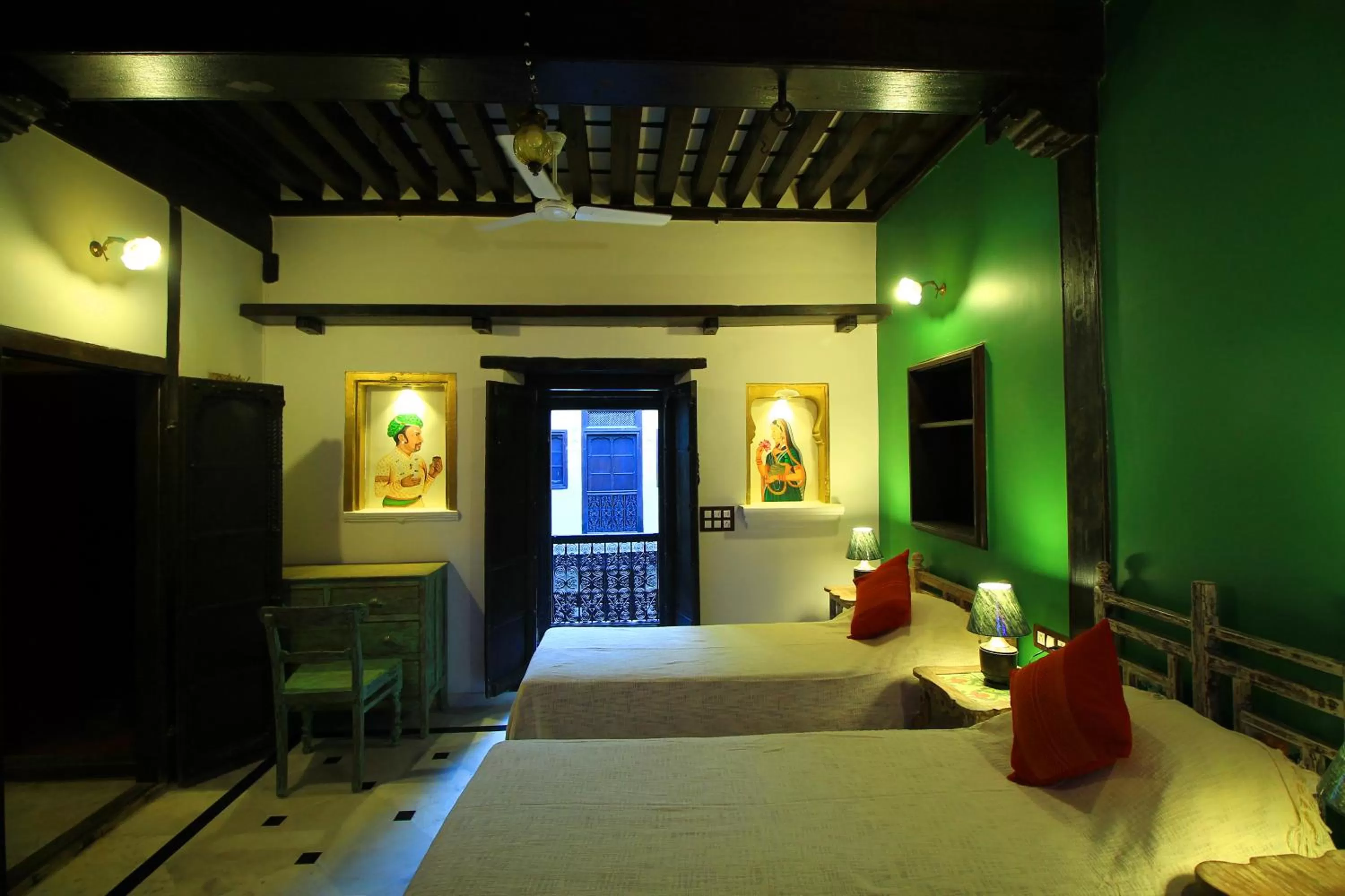 Bed in Deewanji Ni Haveli