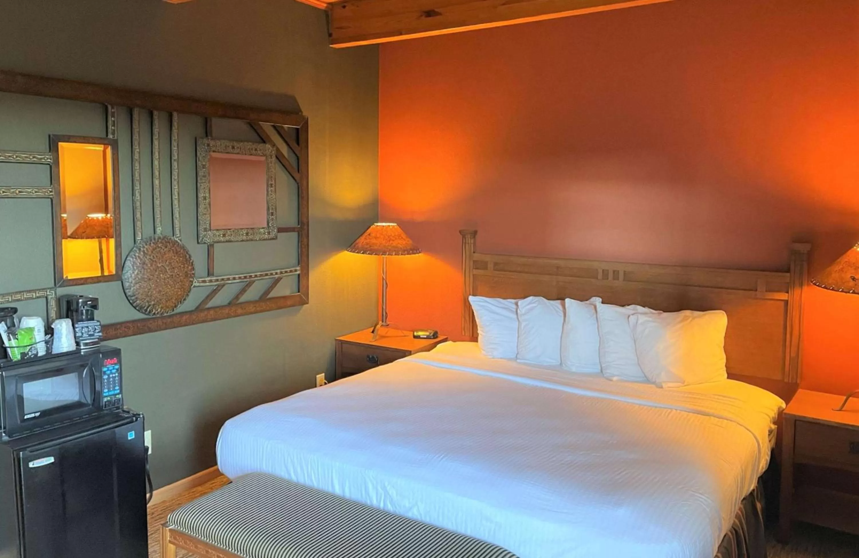 Bedroom, Bed in Crossroads Hotel & Event Center