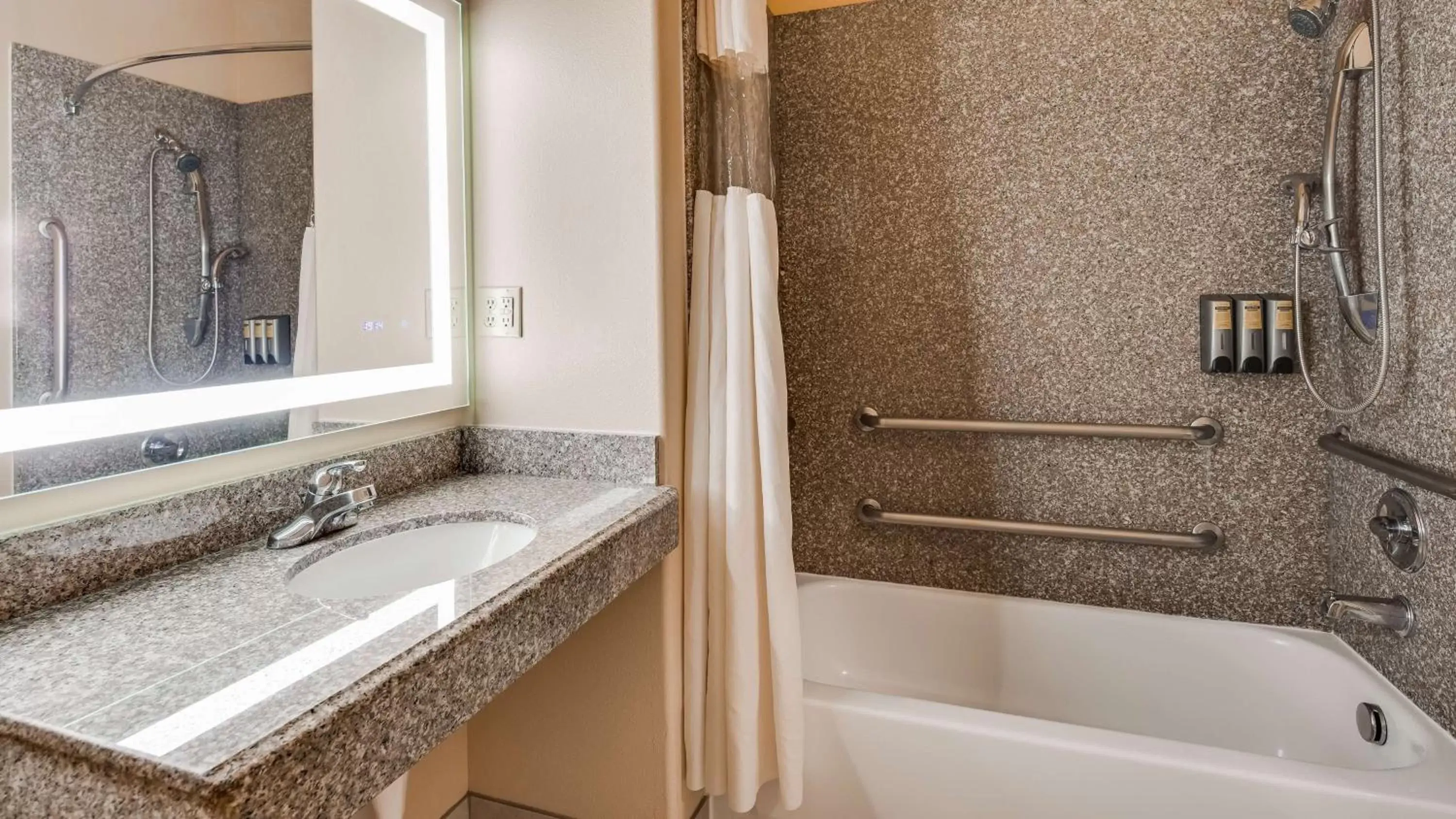 Queen Room with Two Queen Beds and Bath Tub - Disability Access in Best Western Plus Battleground Inn & Suites Queen Room with Two Queen Beds and Bath Tub - Disability Access in Best Western Plus Battleground Inn & Suites