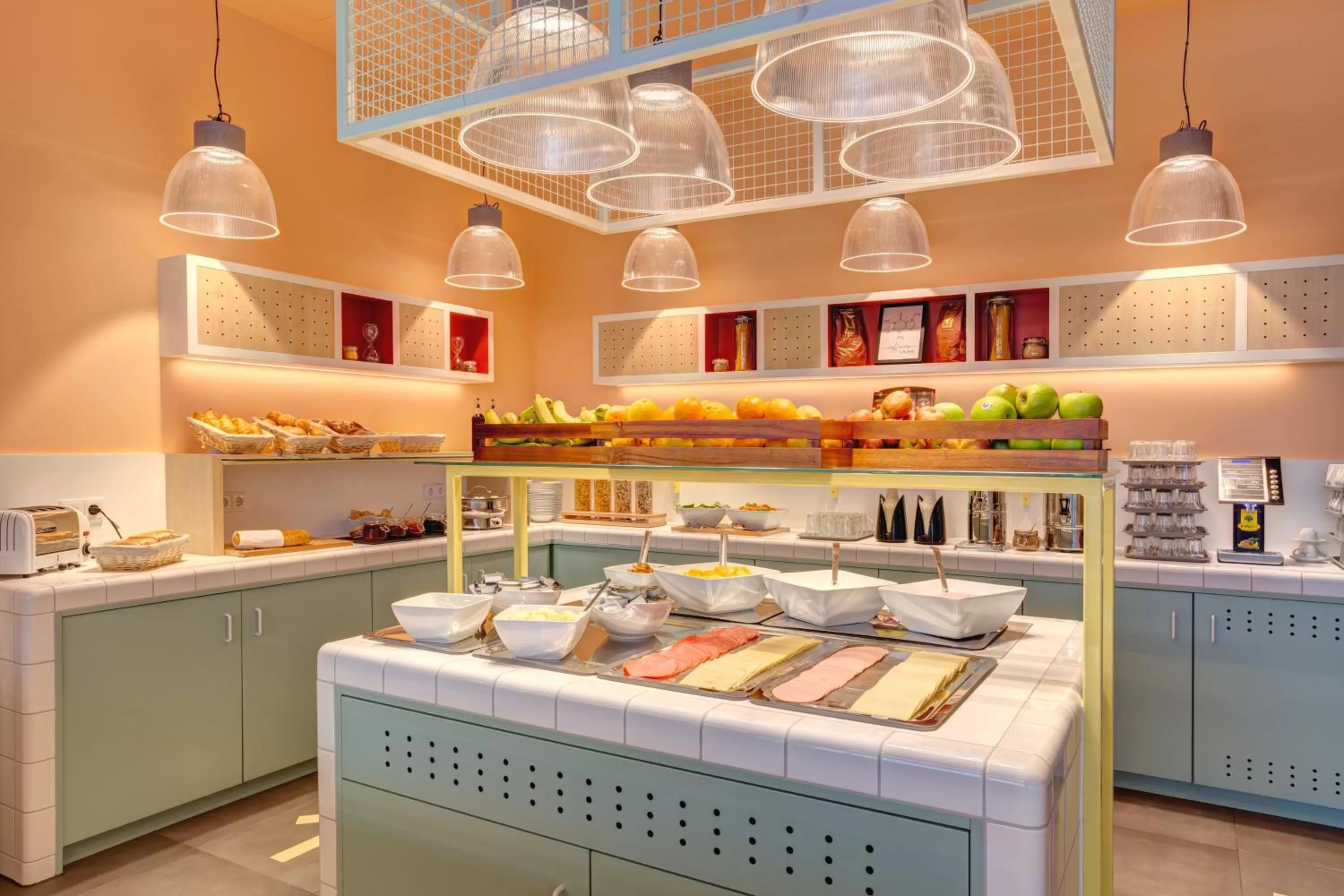 Buffet breakfast in MEININGER Hotel Heidelberg Hauptbahnhof