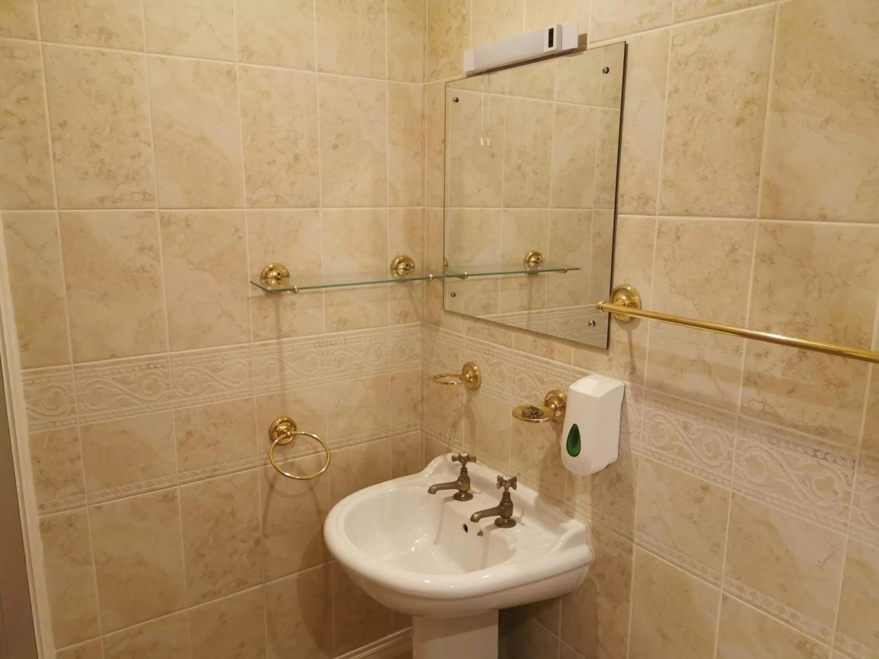 Bathroom in The Queens Hotel