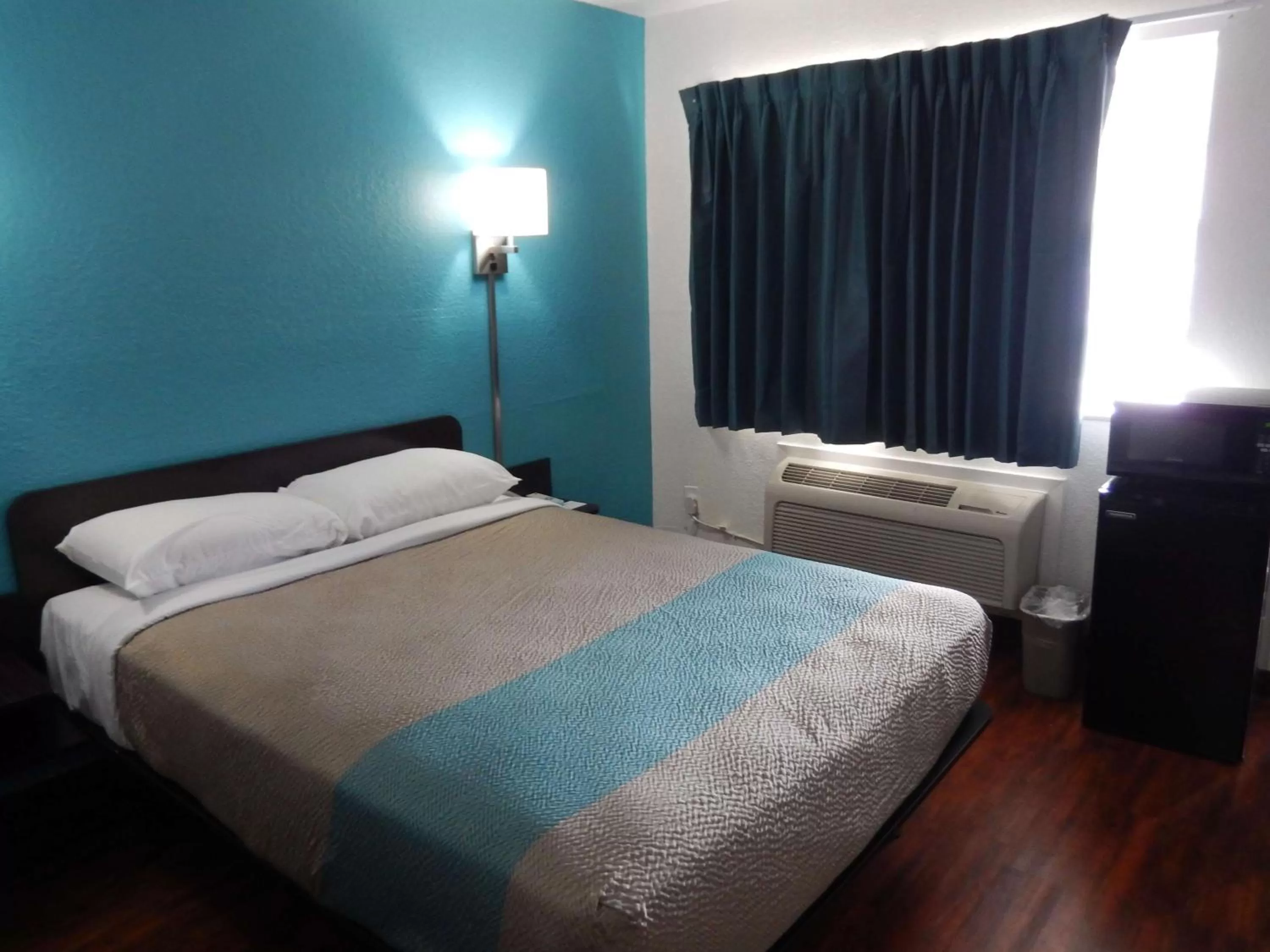 Photo of the whole room, Bed in Motel 6-Portland, TX