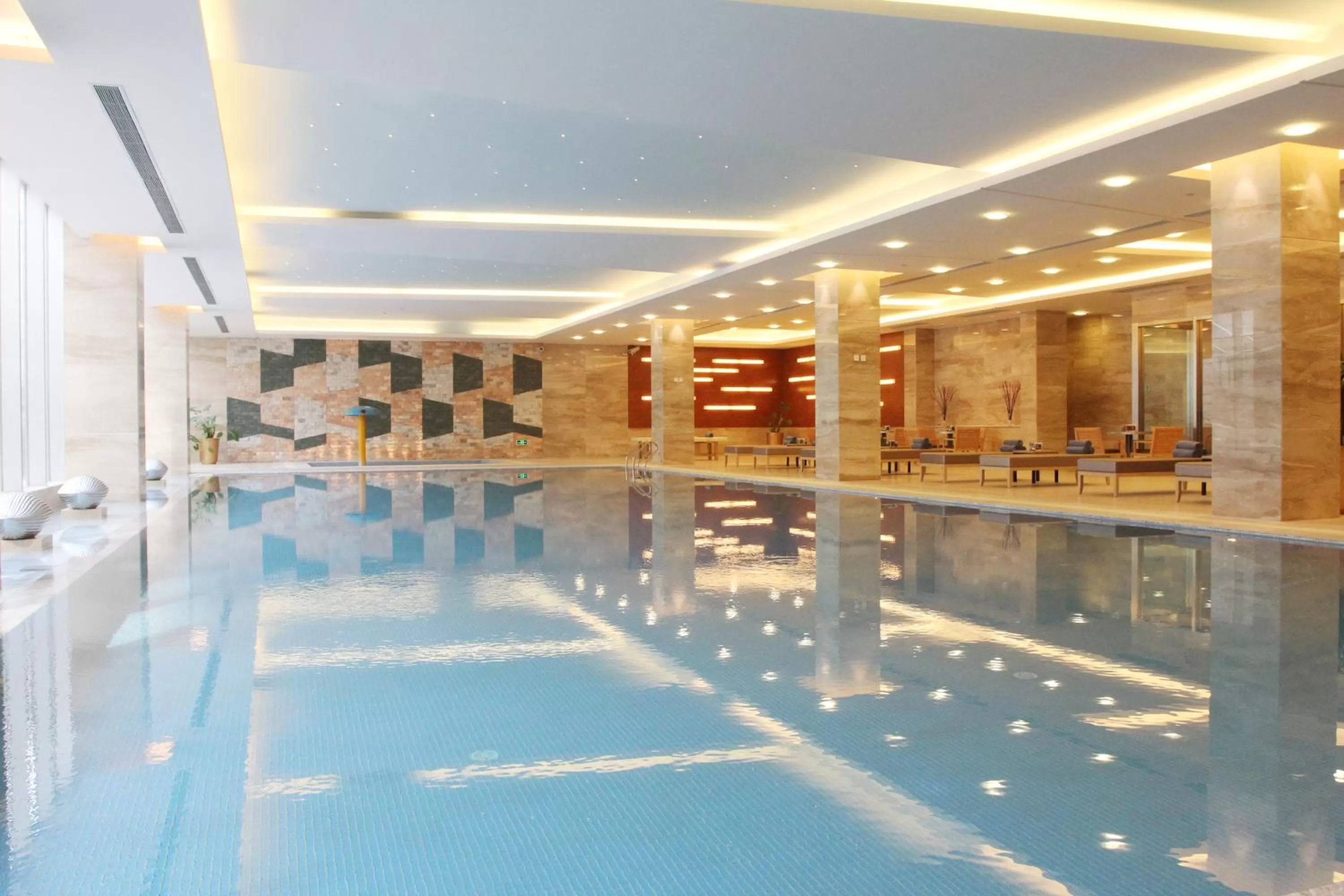 Swimming pool in Pullman Linyi Lushang
