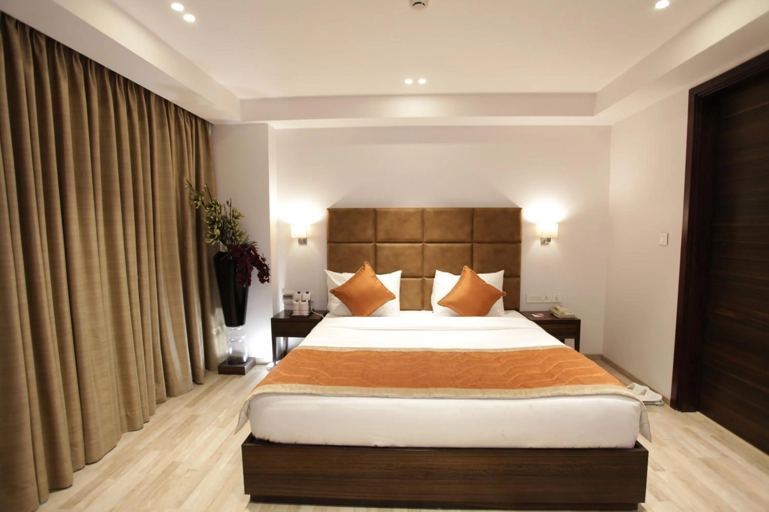 Photo of the whole room, Bed in Kaisons Inn (Near Apollo Hospital)