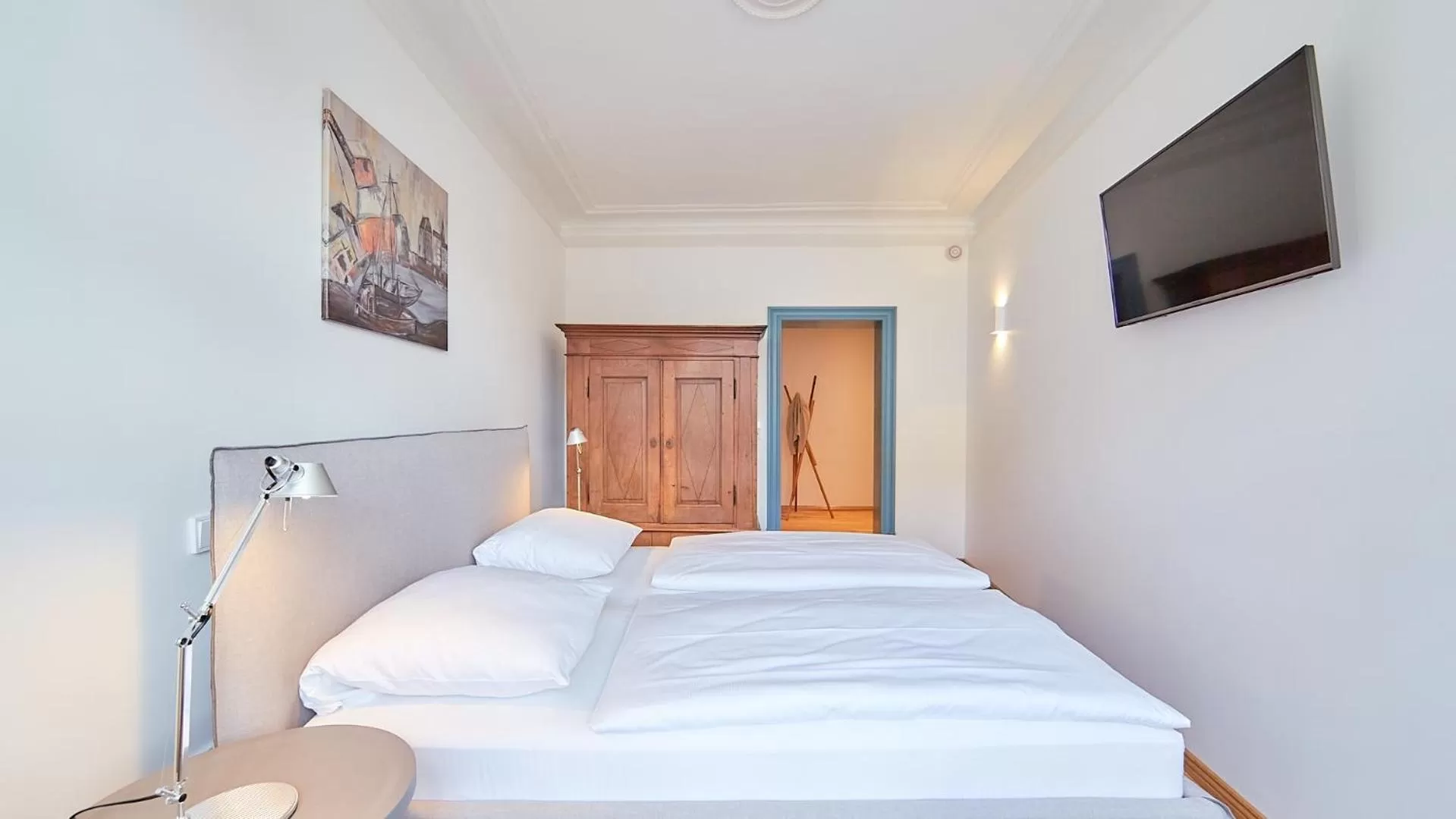 Photo of the whole room, Bed in Anno 1433 Hotel Lüneburg