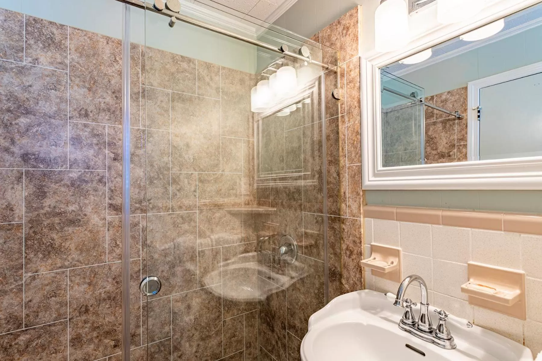 Bathroom in Island Guesthouse and Motel OBX