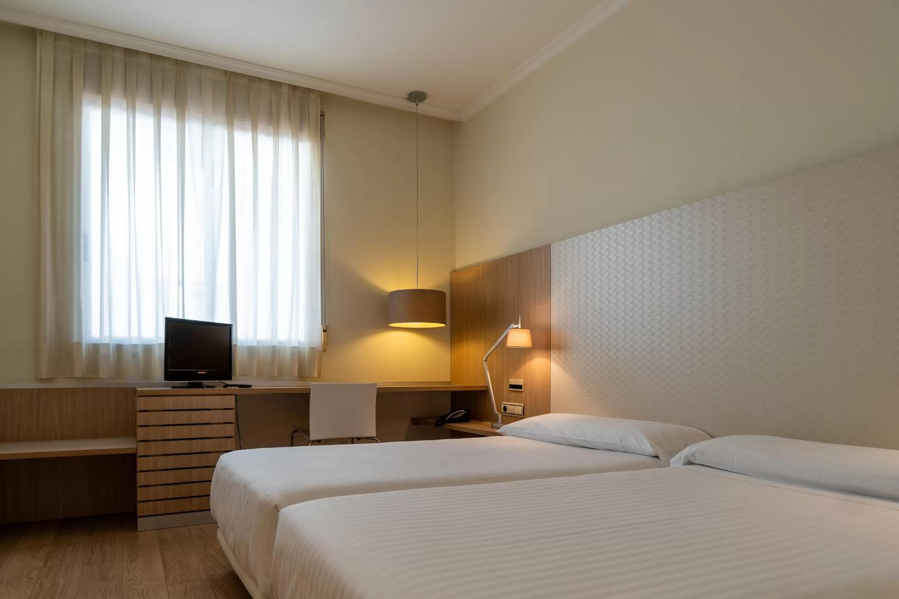 Photo of the whole room, Bed in Checkin Valencia Ciscar