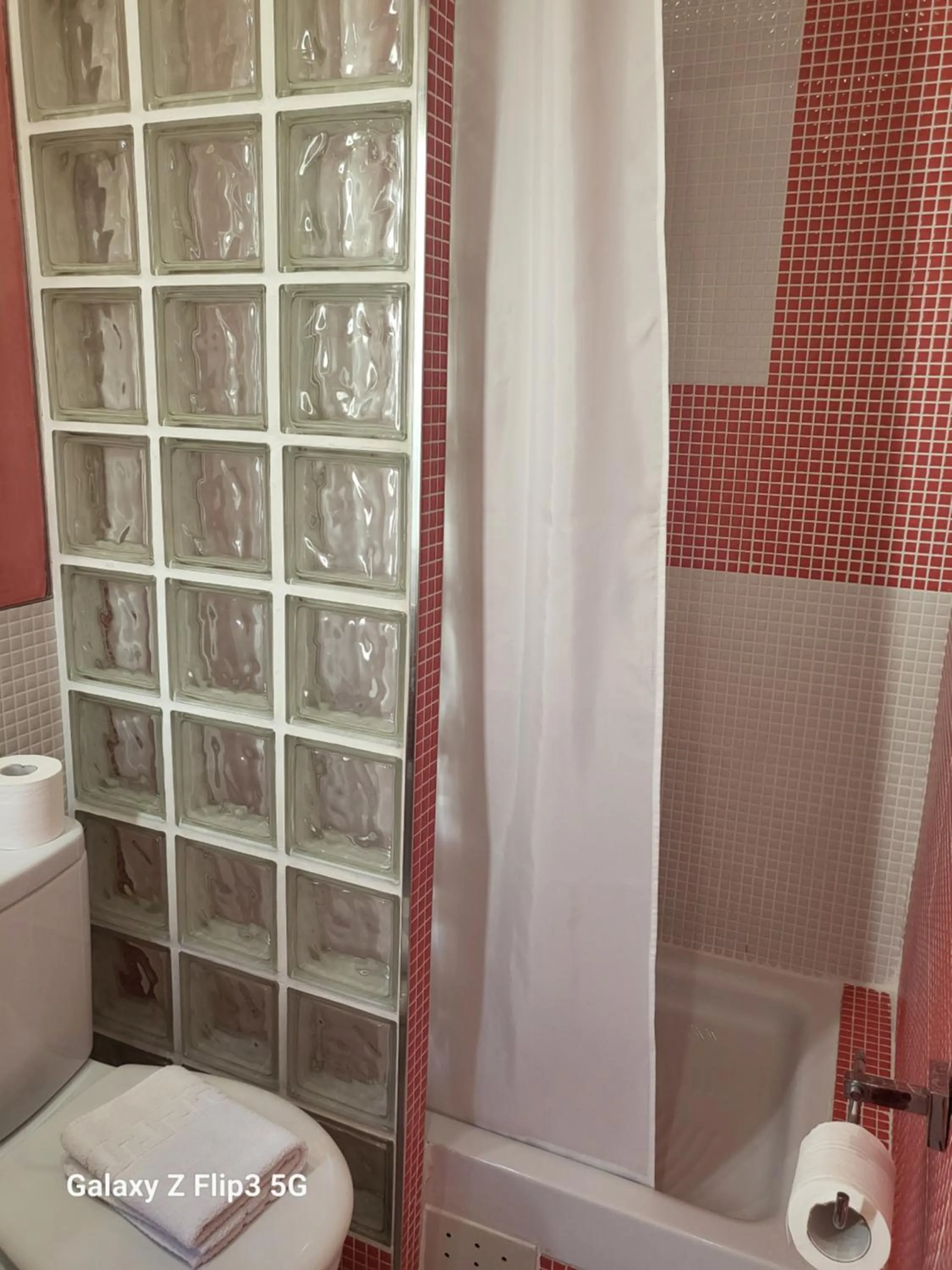 Shower in Hostal Inn Madrid