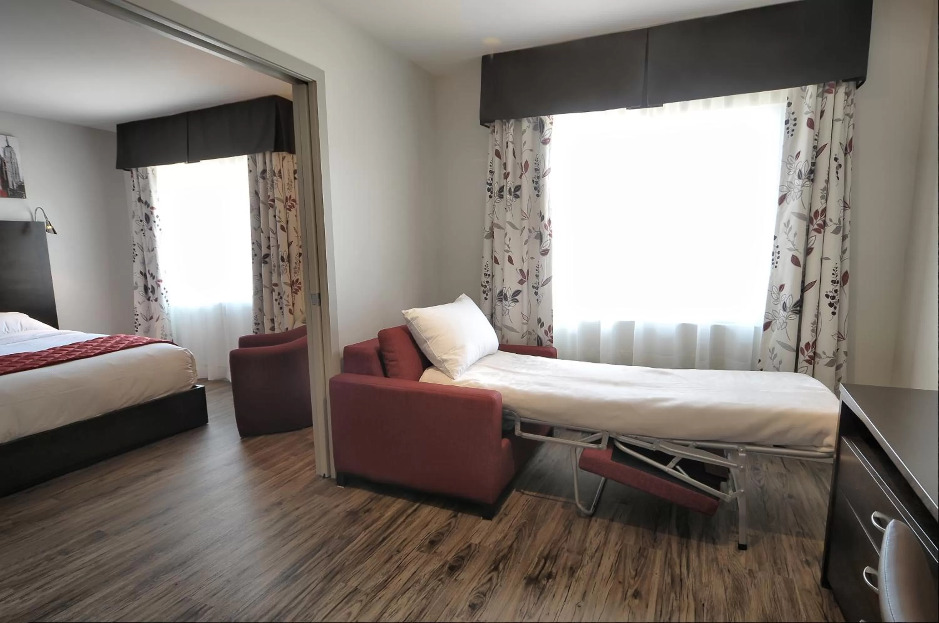 Seating area, Bed in Hôtel Le Floral