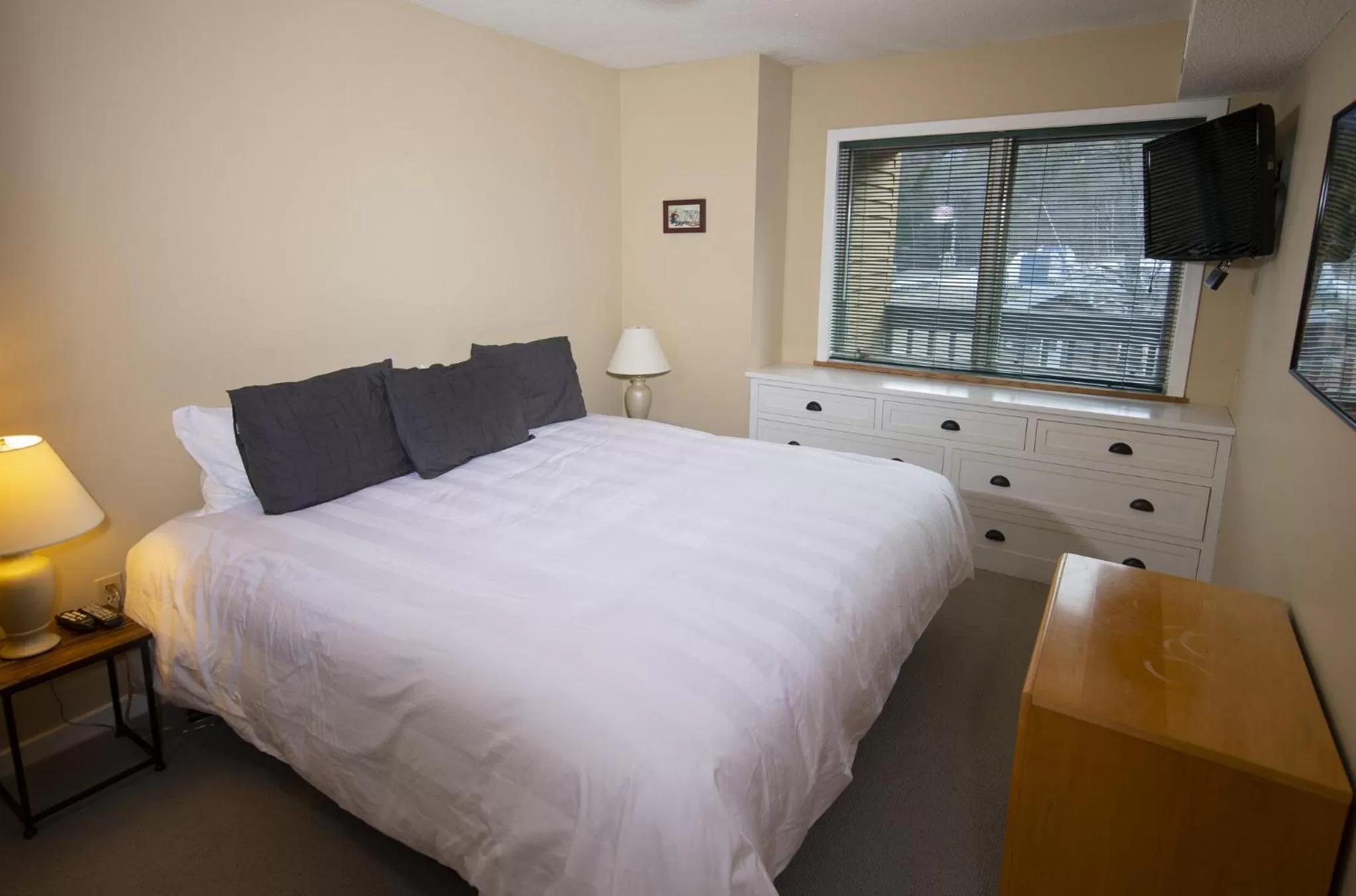 Photo of the whole room, Bed in Mountain Lodge at Okemo