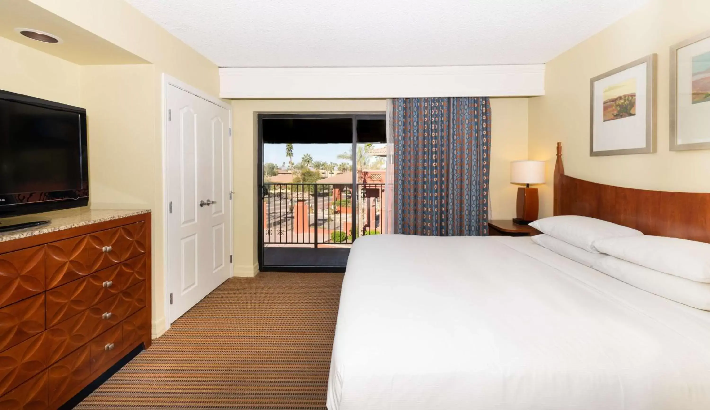 One-Bedroom King Suite with Roll-in Shower - Mobility/Hearing Access in Hilton Phoenix Resort at the Peak One-Bedroom King Suite with Roll-in Shower - Mobility/Hearing Access in Hilton Phoenix Resort at the Peak