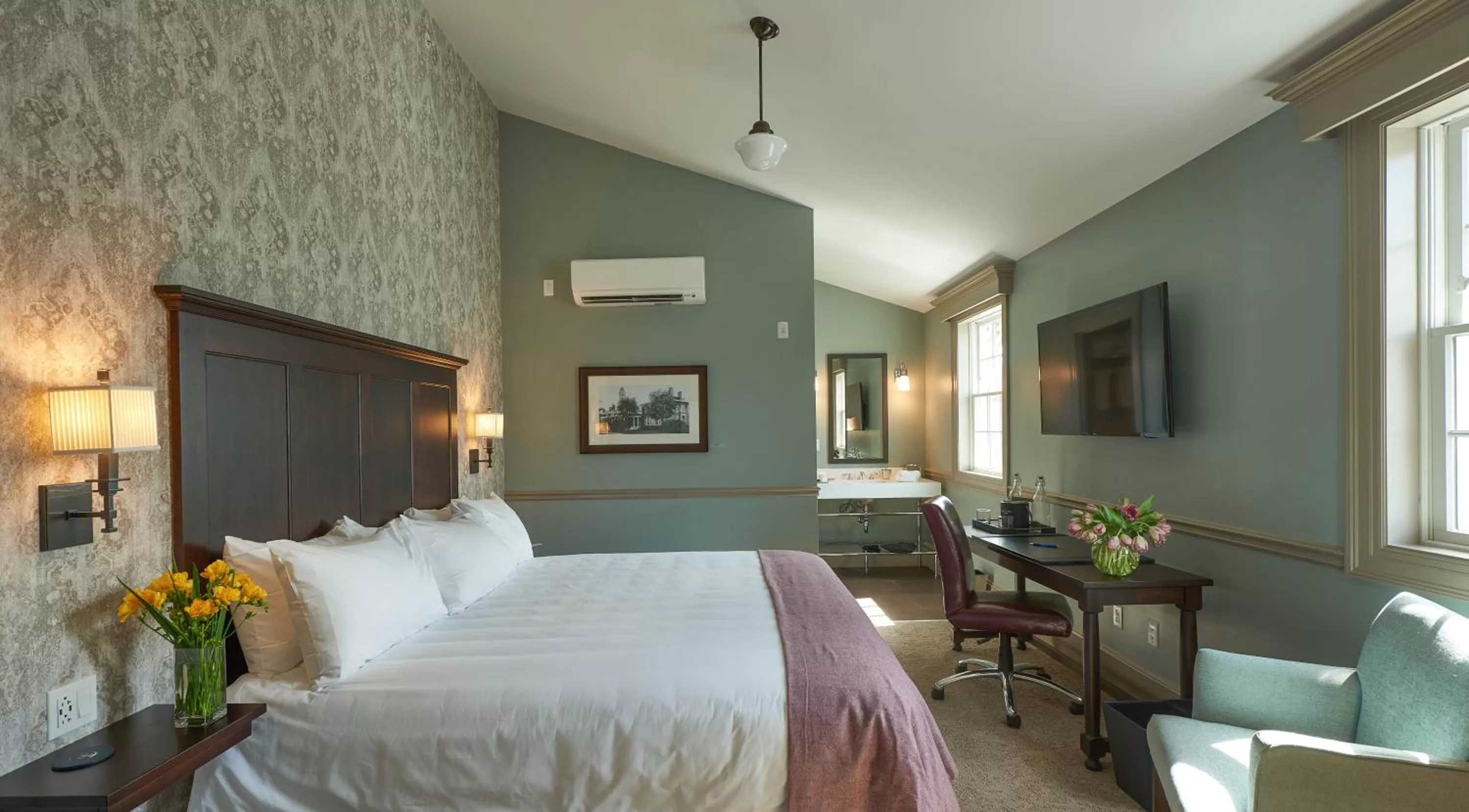 Photo of the whole room, Bed in The Groton Inn