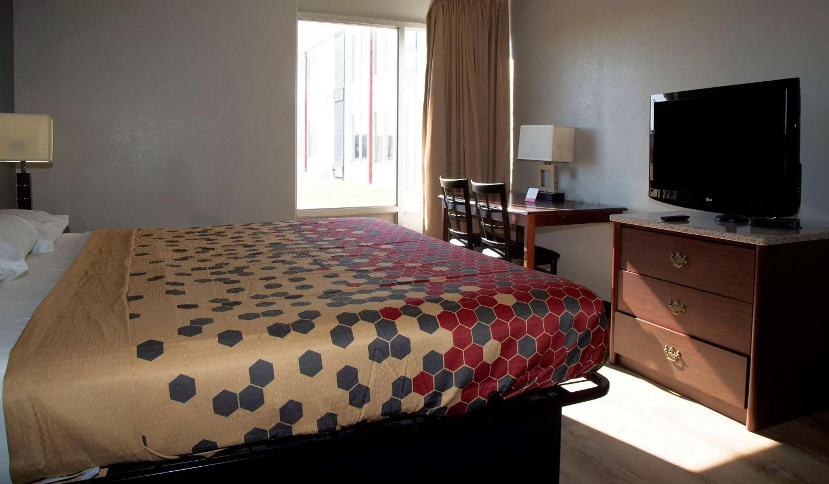 Photo of the whole room, Bed in Econo Lodge Ardmore