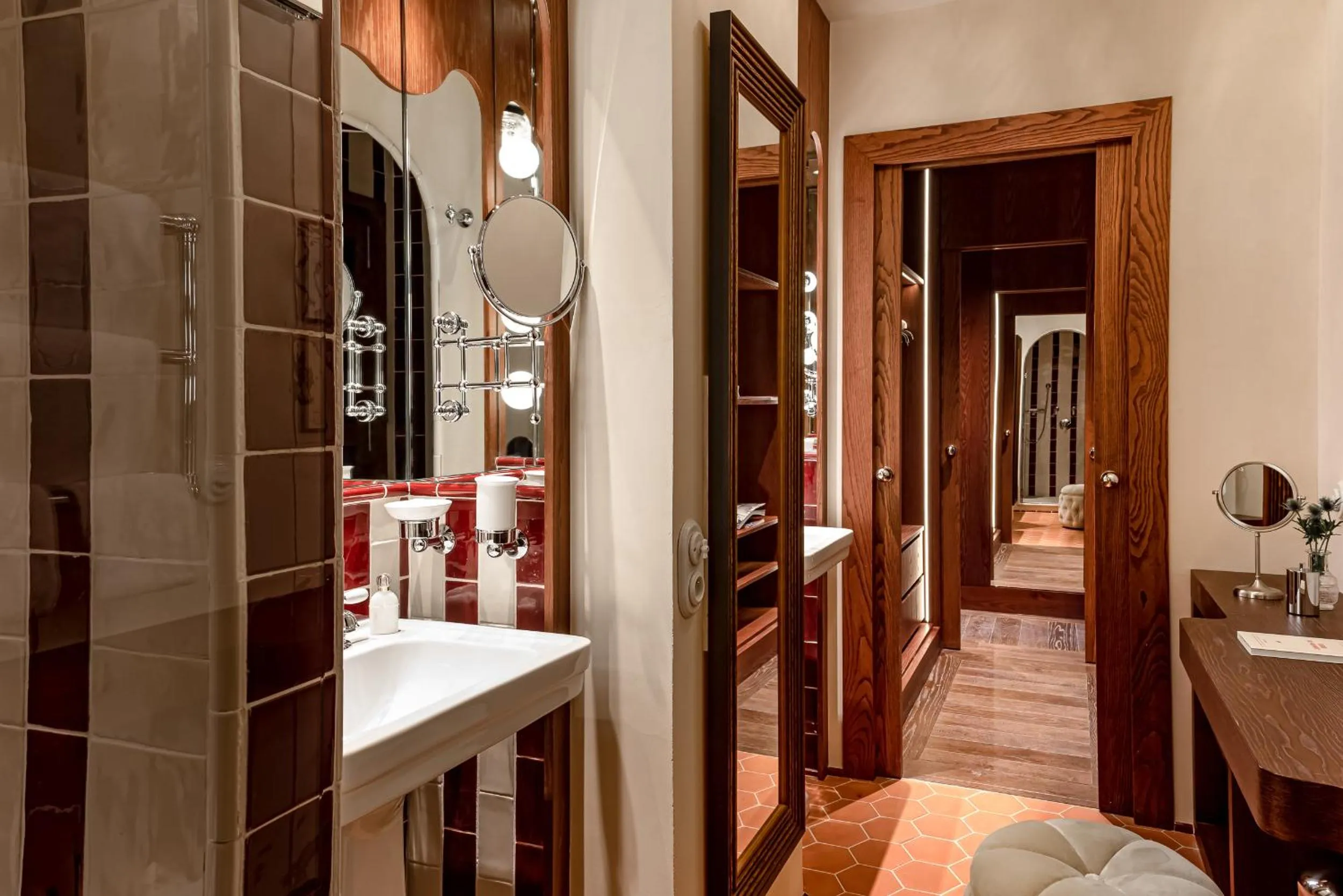 Bathroom, Bed in Château des Fleurs Hôtel & Spa Paris