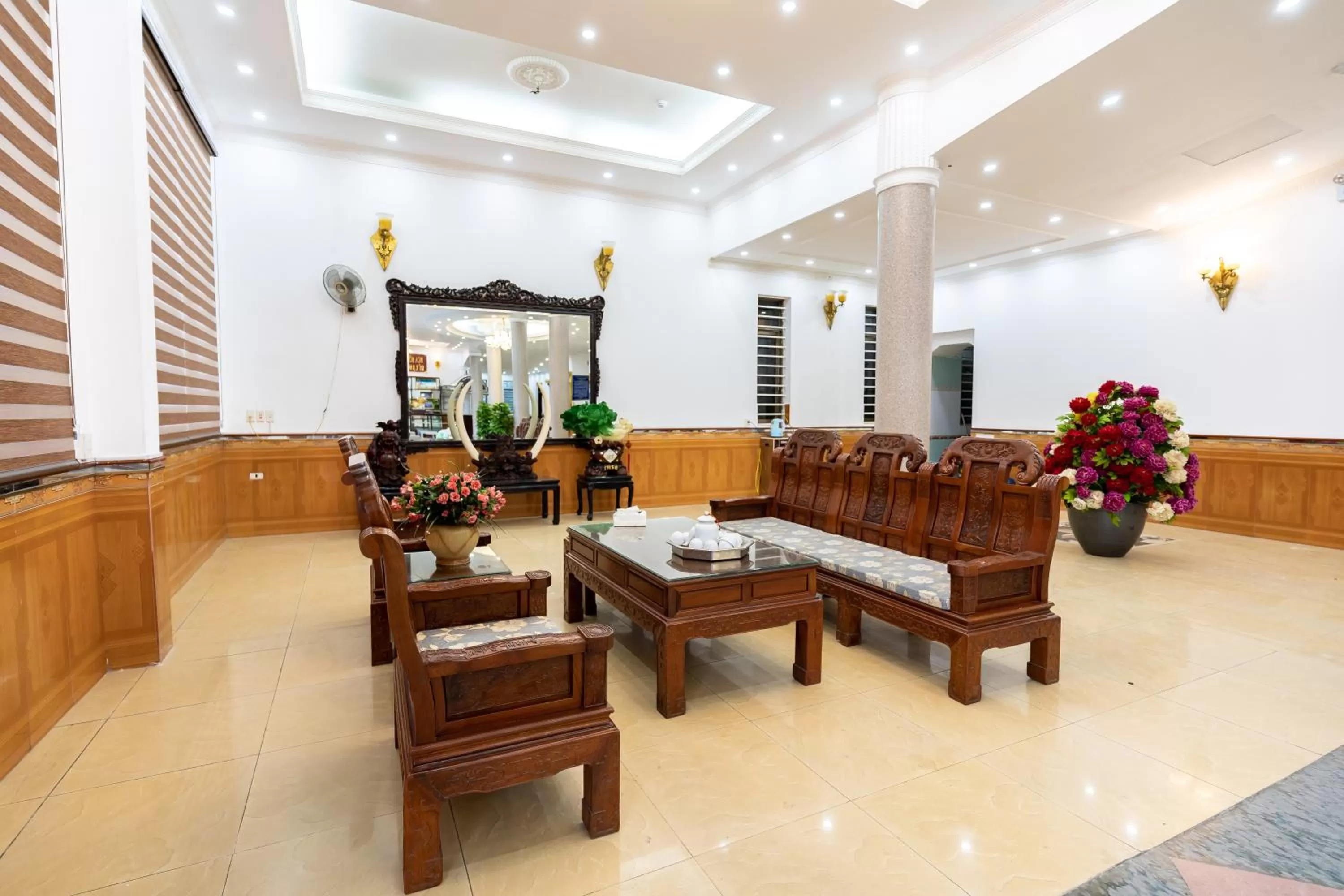 PHÚ QUÝ HOTEL near ĐÔNG KINH MARKET