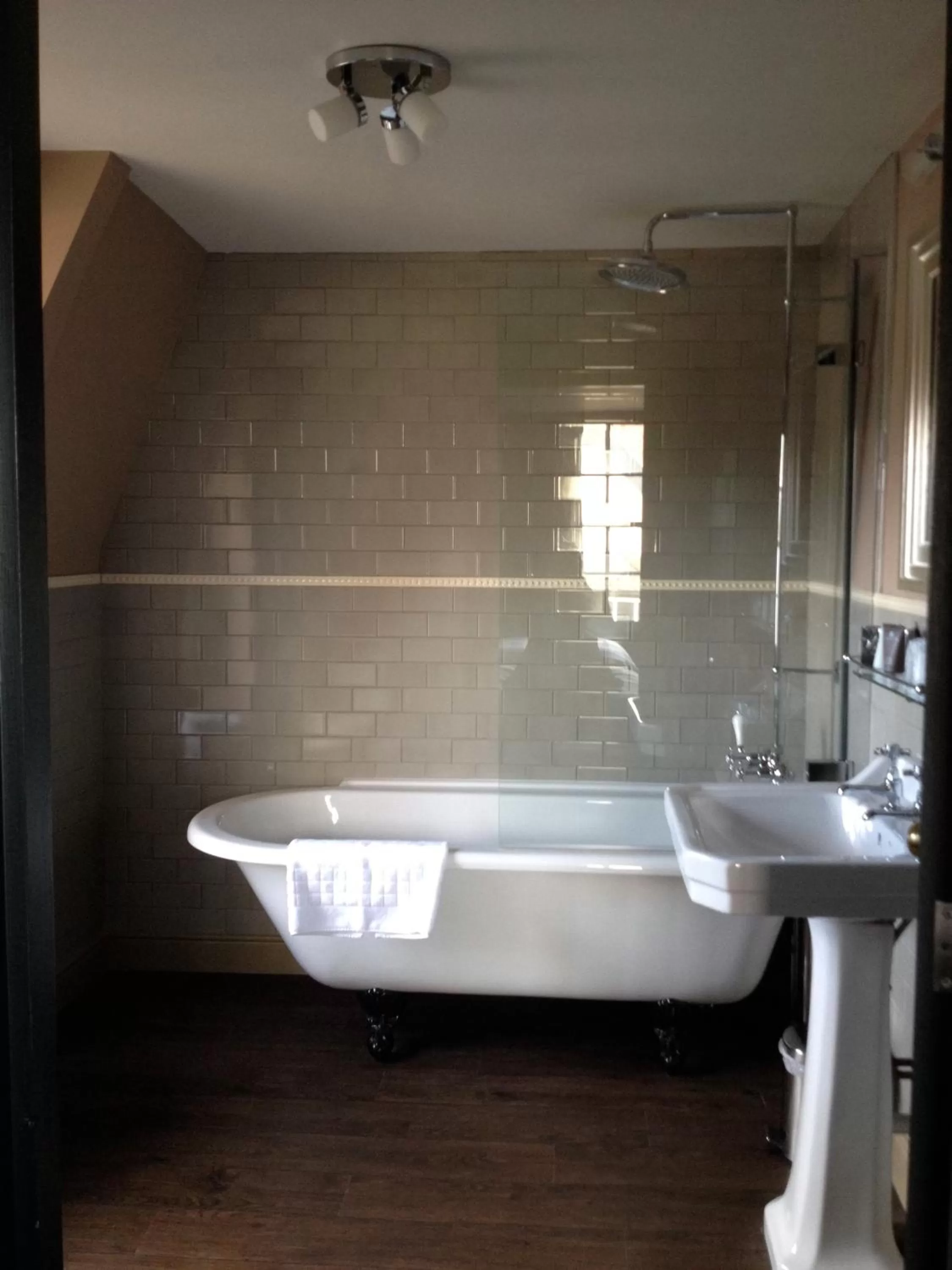 Bathroom in The Crown And Thistle, Abingdon