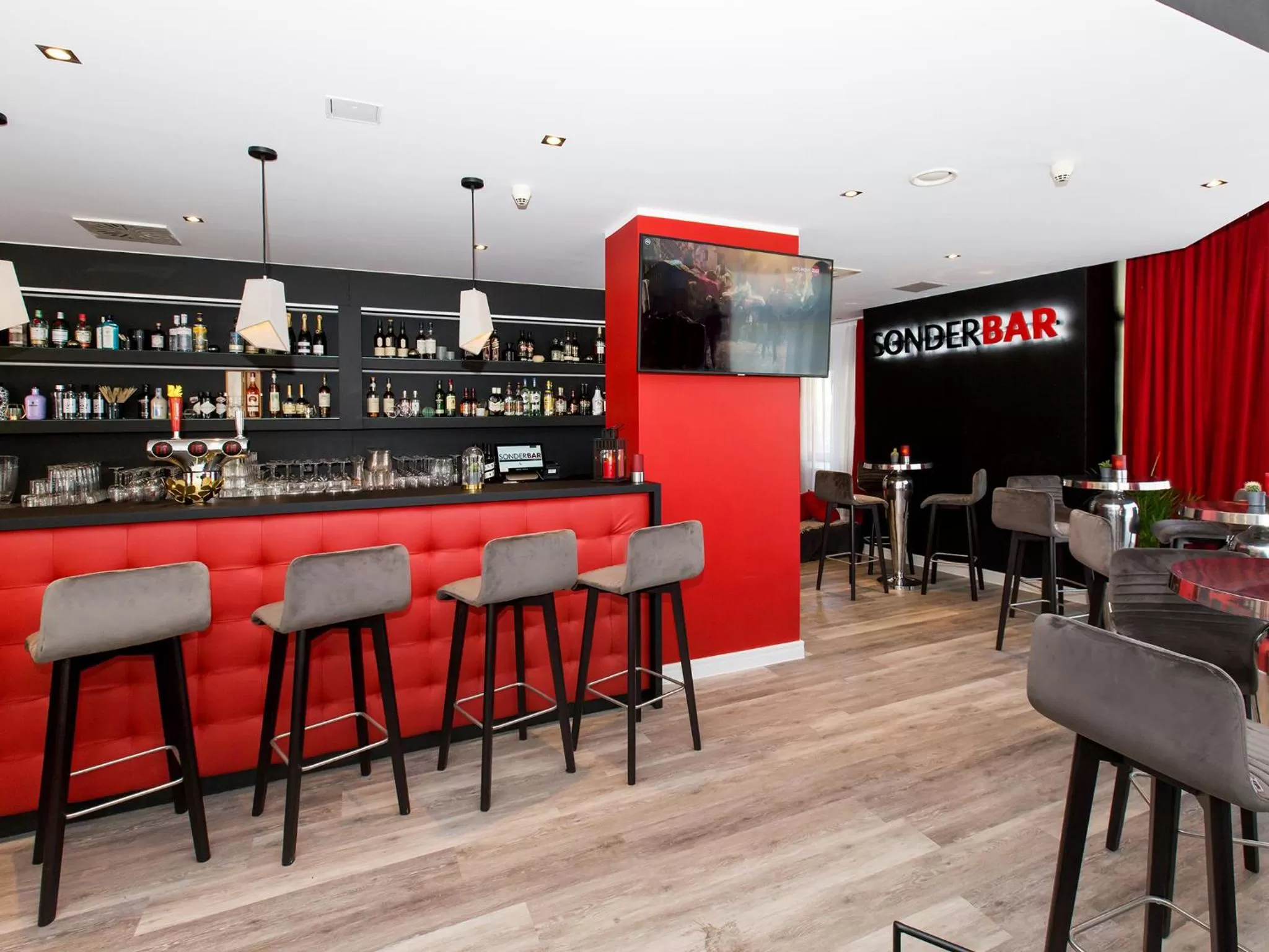 Lounge or bar in DORMERO Hotel Zürich Airport