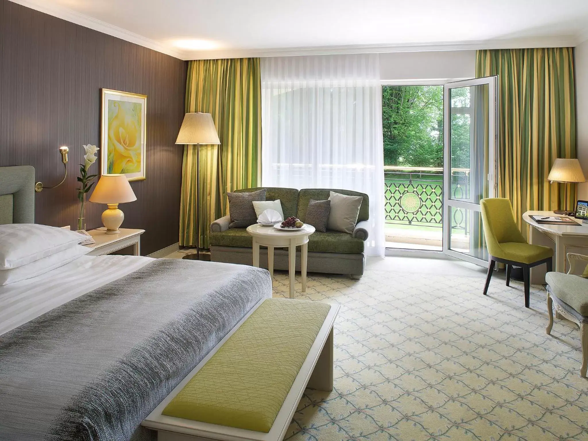 Deluxe Quadruple Room in Steigenberger Hotel Der Sonnenhof Deluxe Quadruple Room in Steigenberger Hotel Der Sonnenhof