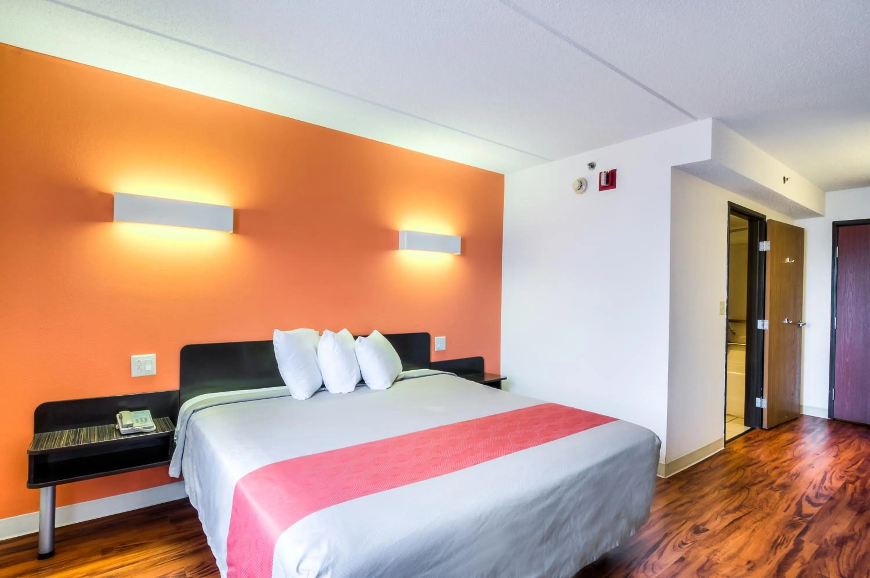 Bedroom, Bed in Motel 6-Lansing, IL - Chicago South