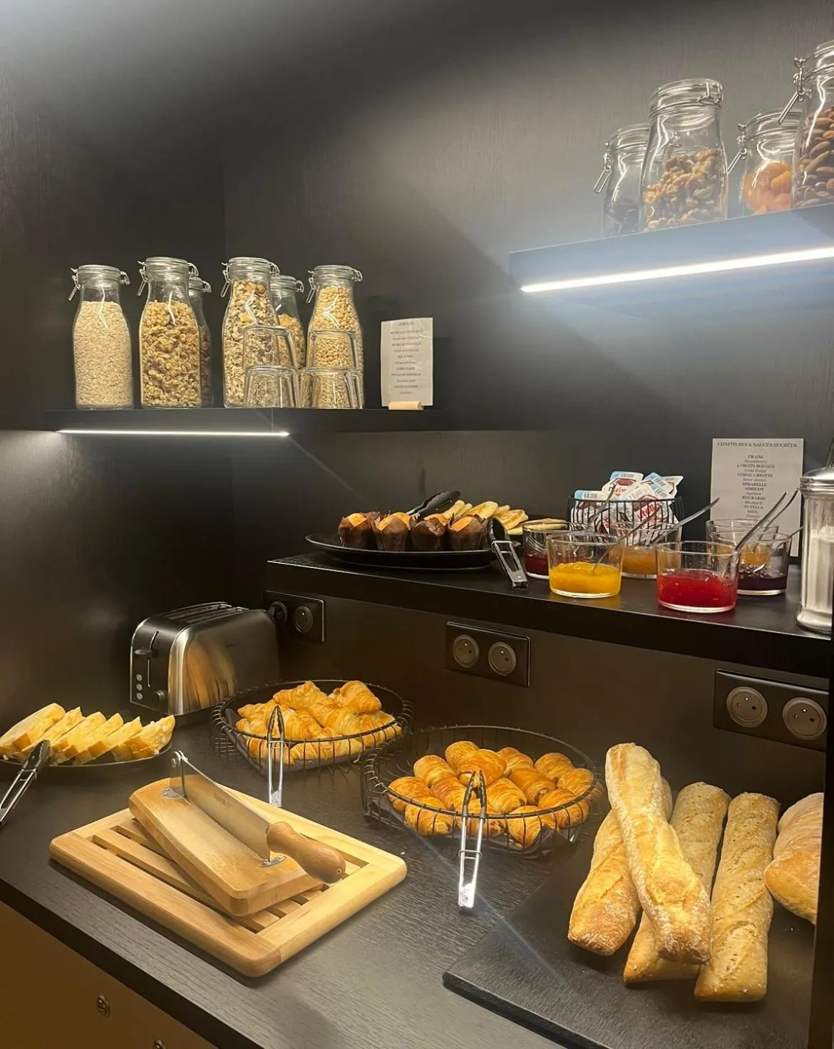 Breakfast in Hôtel Le Dormeur du Val