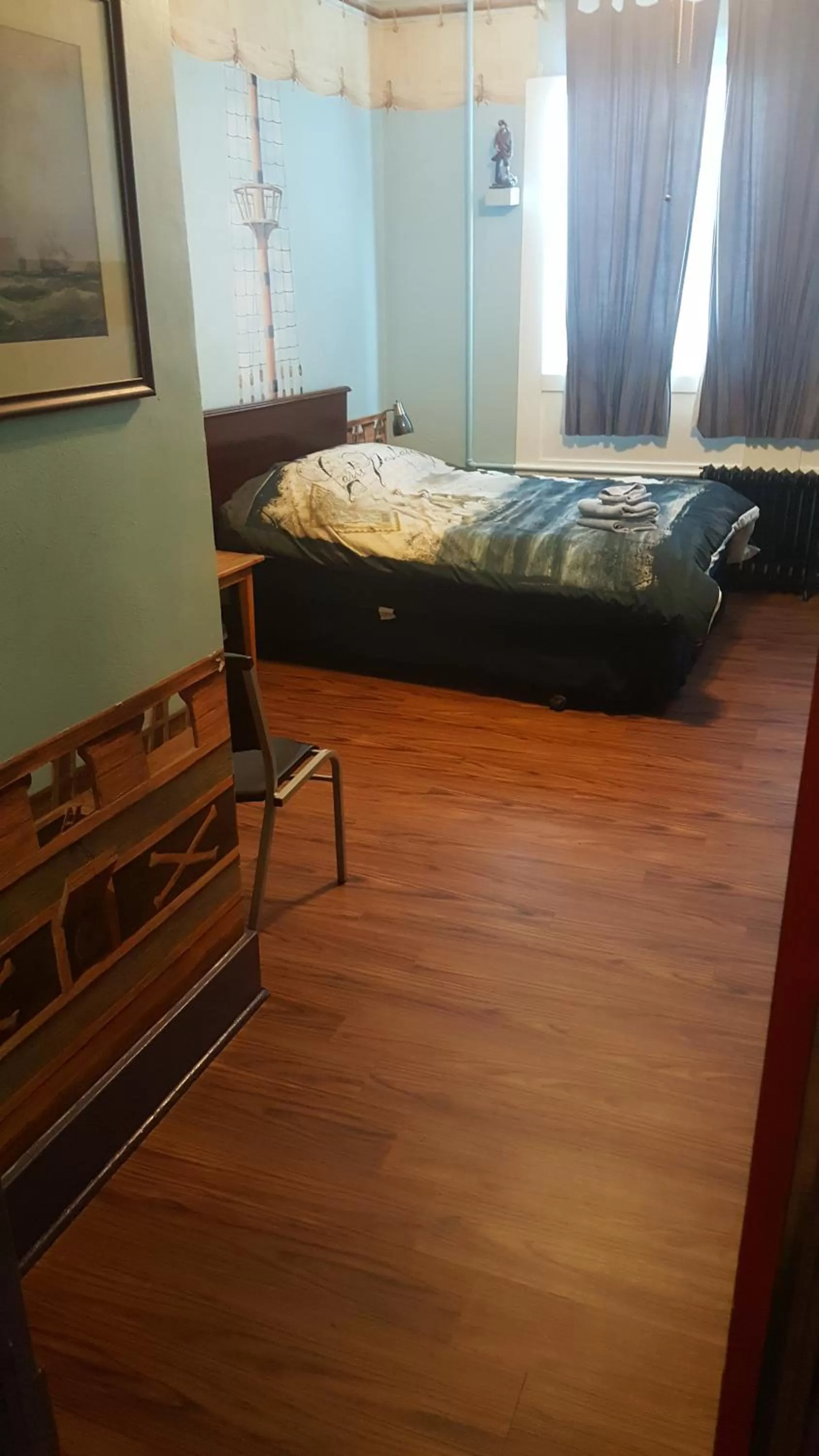 Photo of the whole room, Bed in The Pirate Haus Inn