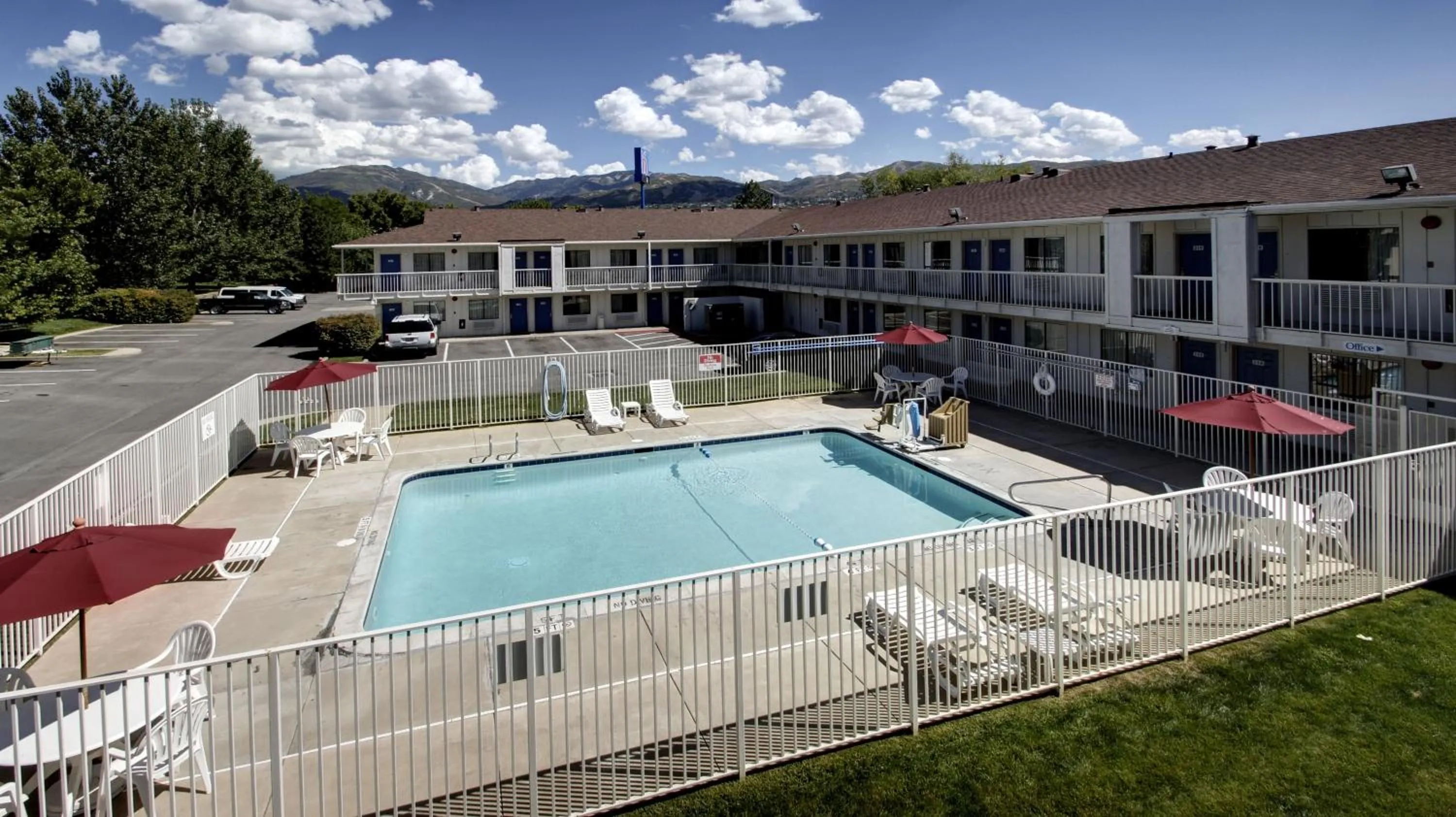 Swimming pool in Motel 6-Woods Cross, UT - Salt Lake City - North