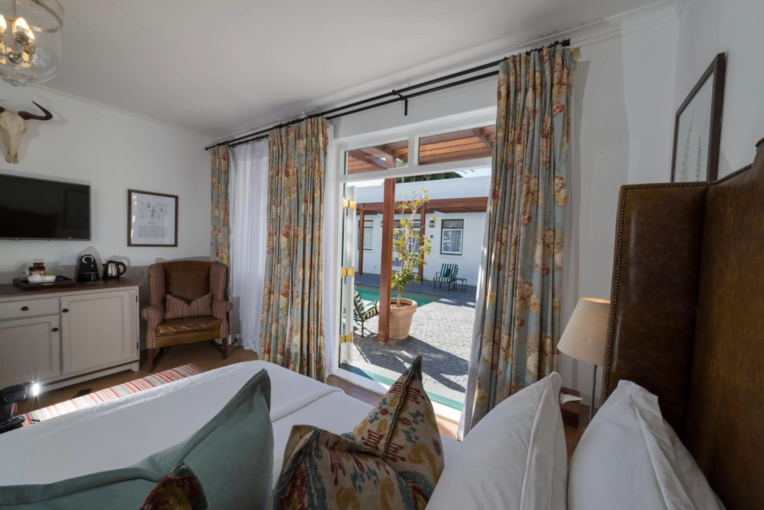 TV and multimedia, Bed in Drostdy Hotel