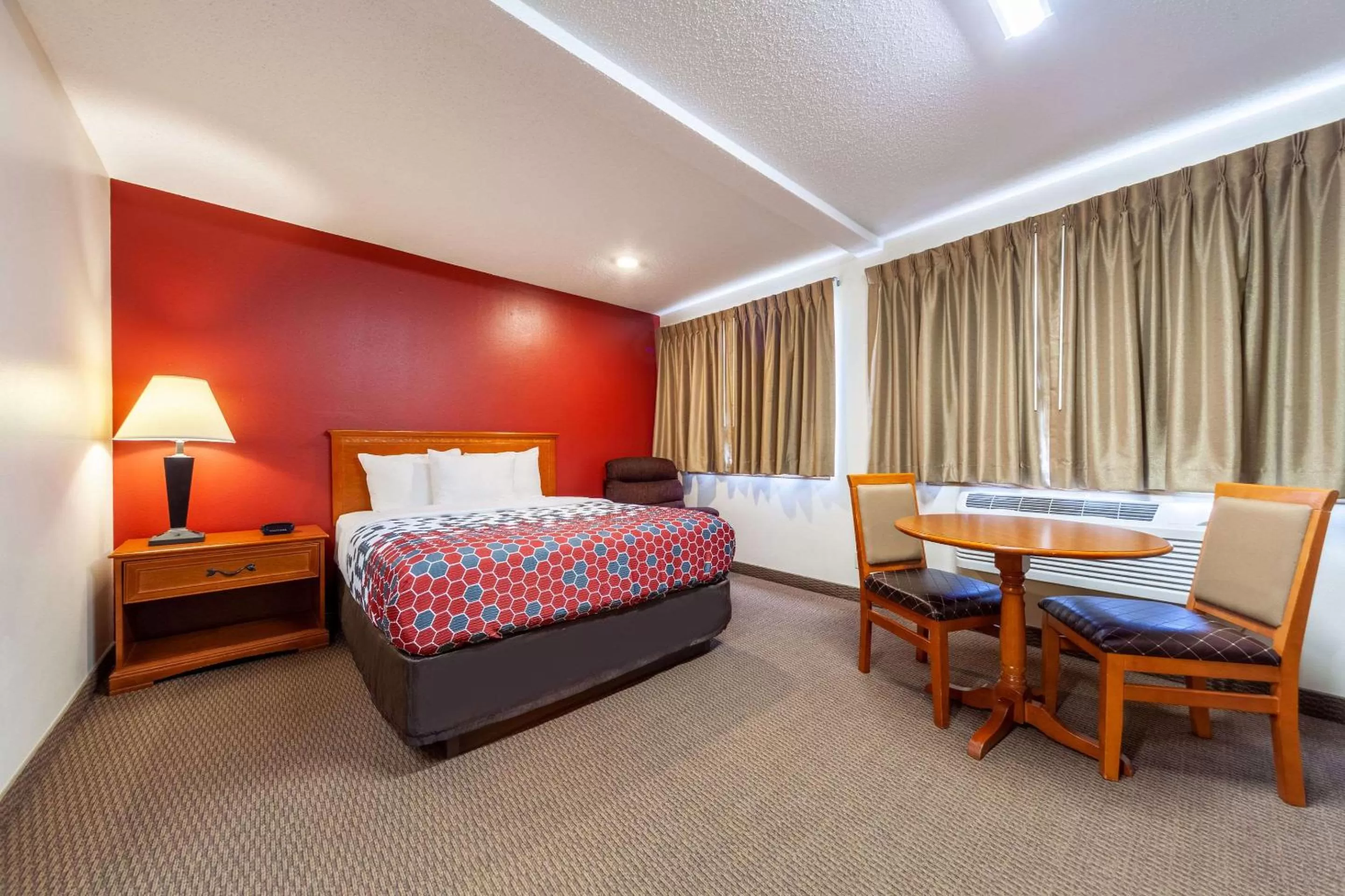 Photo of the whole room, Bed in Econo Lodge