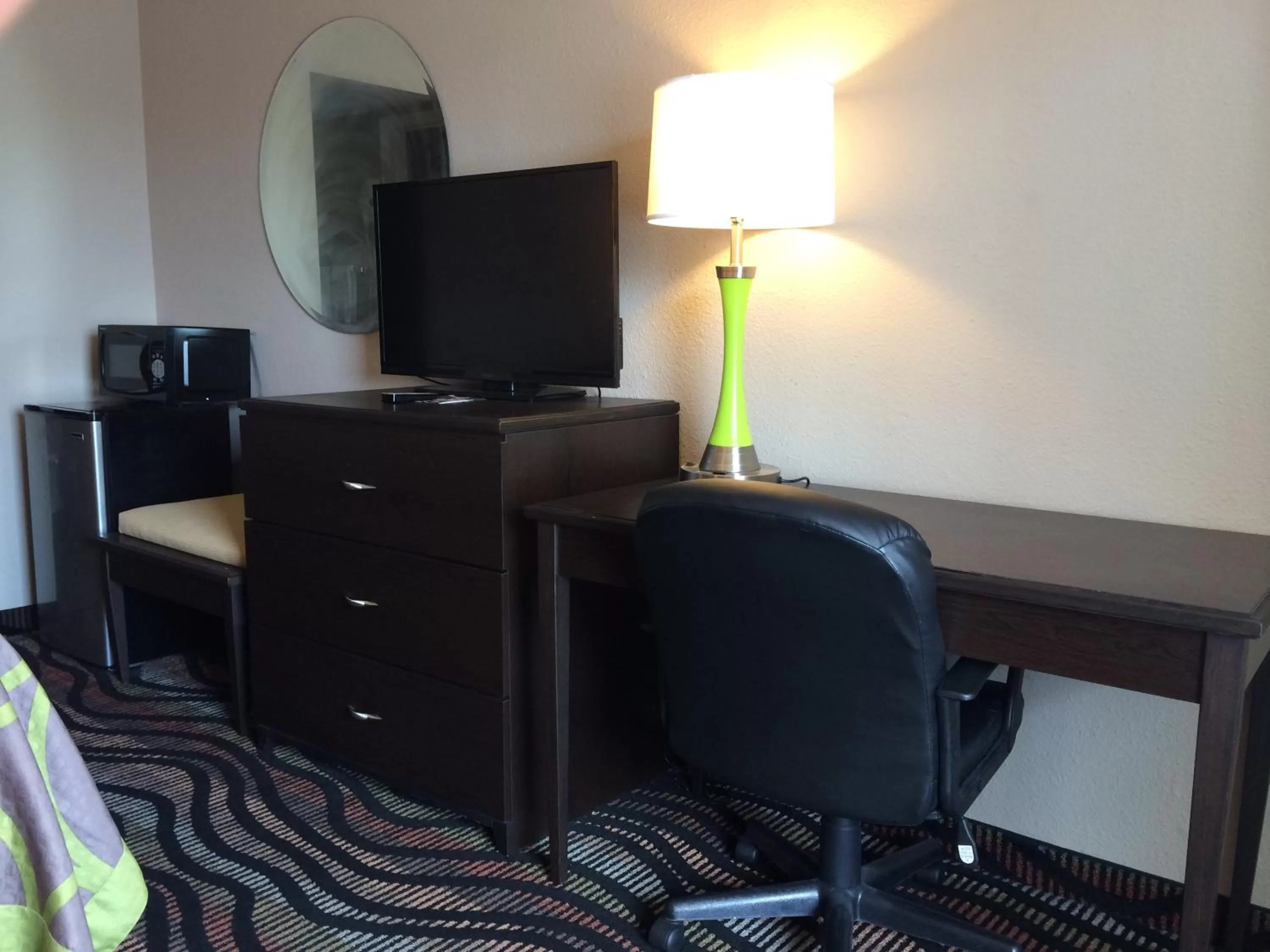 TV and multimedia in Super 8 by Wyndham Lakeland