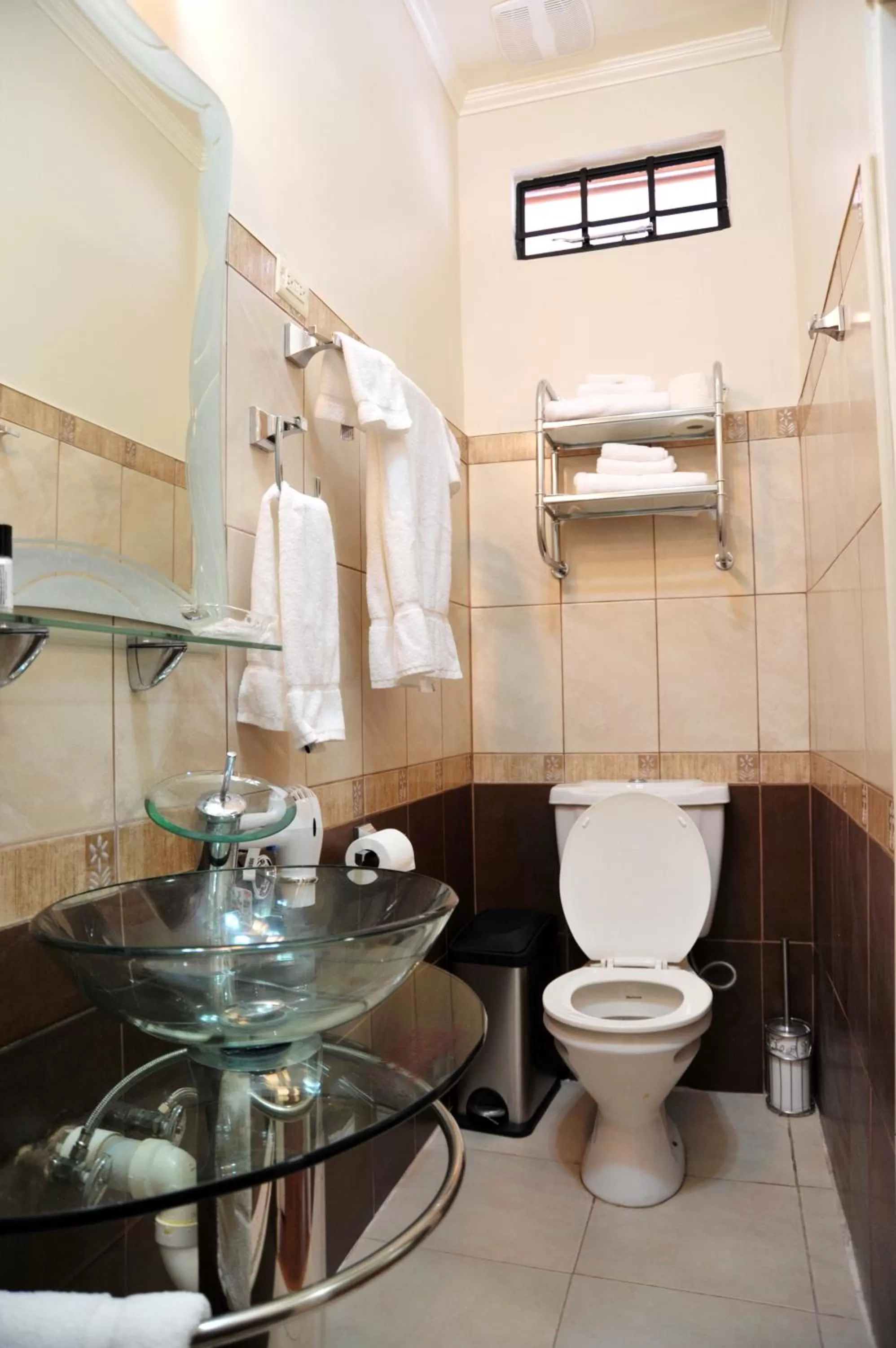 Dining Area in Culture Crossroads Inn