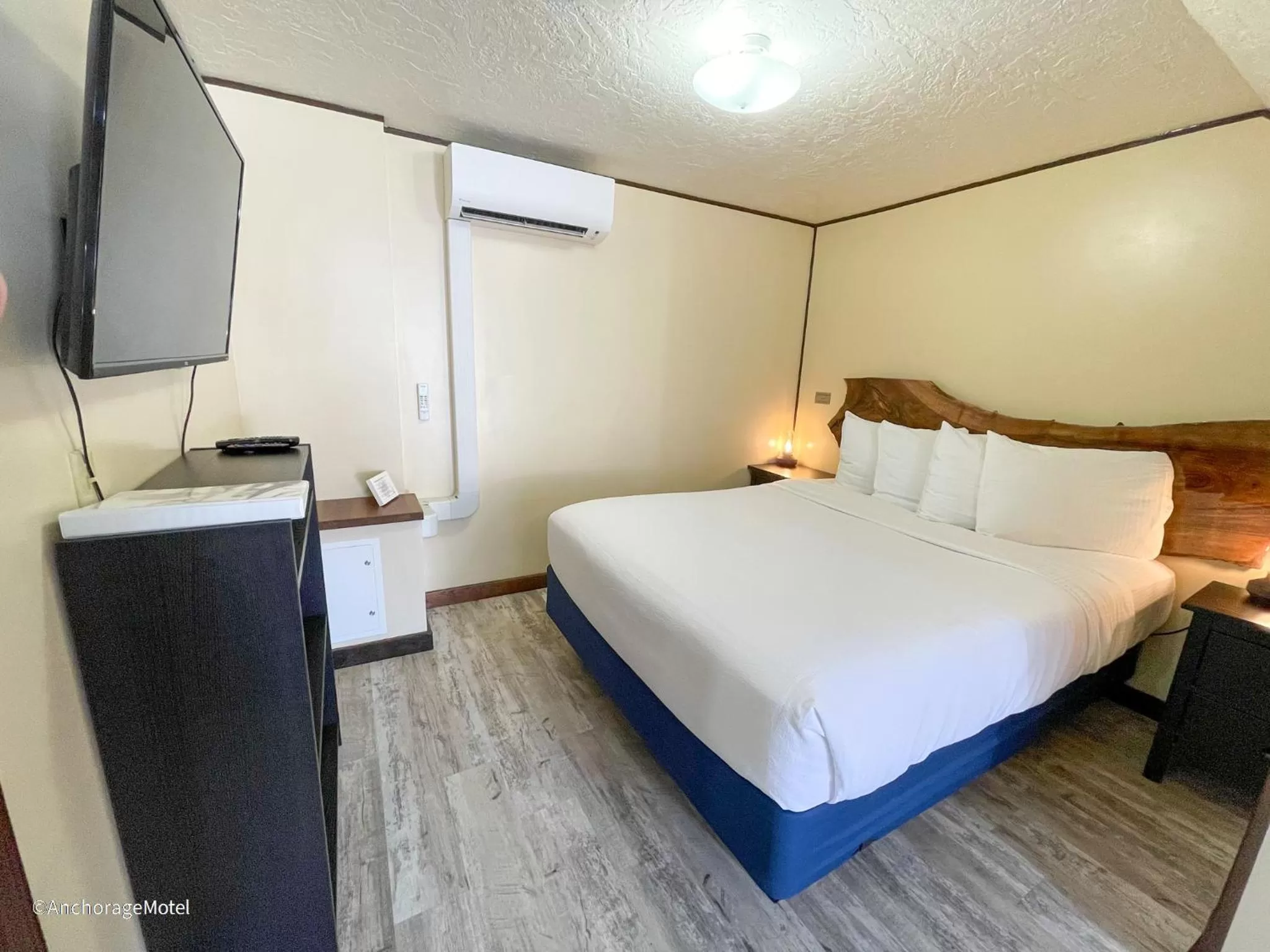 Photo of the whole room, Bed in The Anchorage Motel