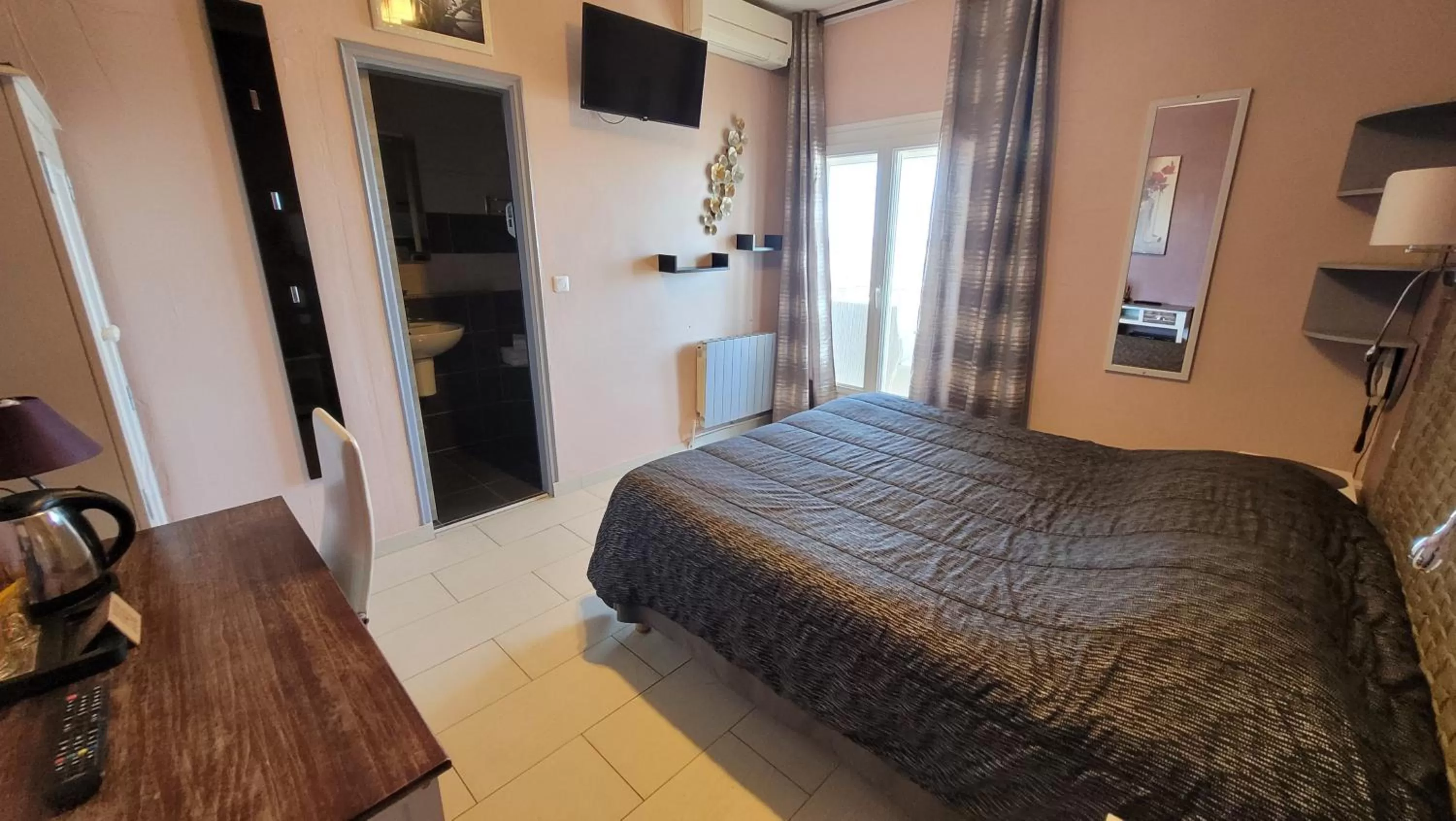 Double Room with Balcony and Sea View in Le Dauphin Bleu