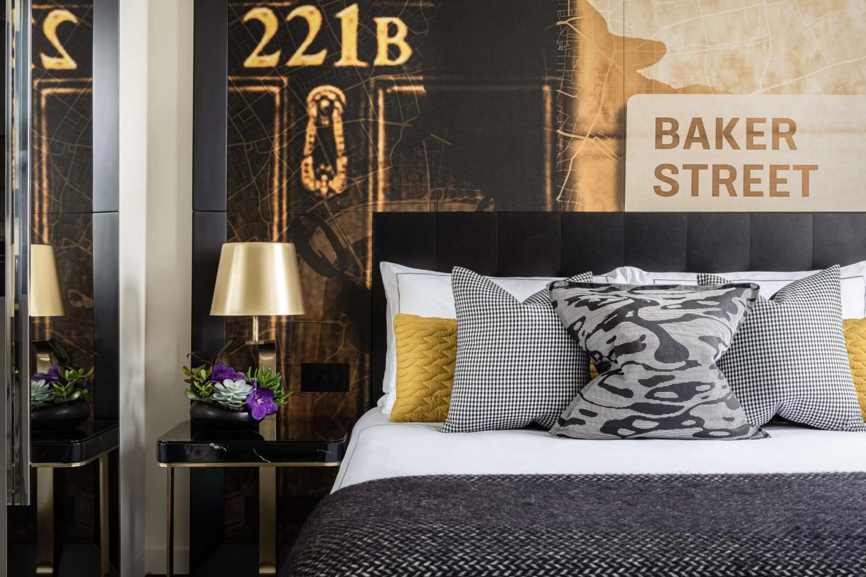 Bedroom, Bed in Holmes Hotel London