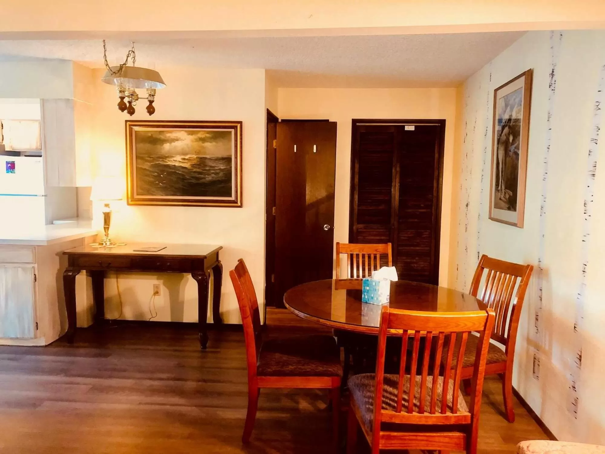 Dining Area in Driftwood Inn