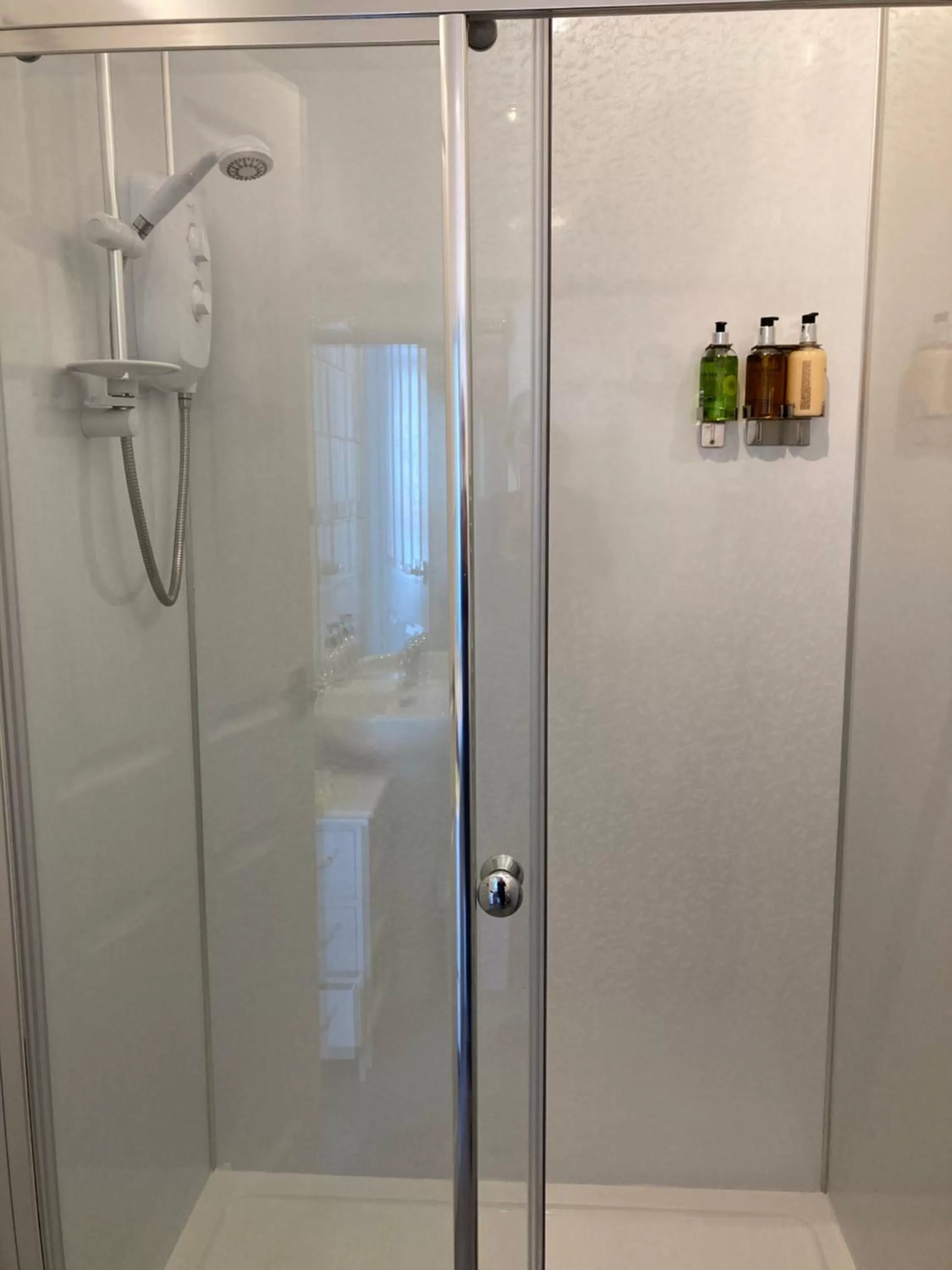 Shower in Hillcrest Bed & Breakfast