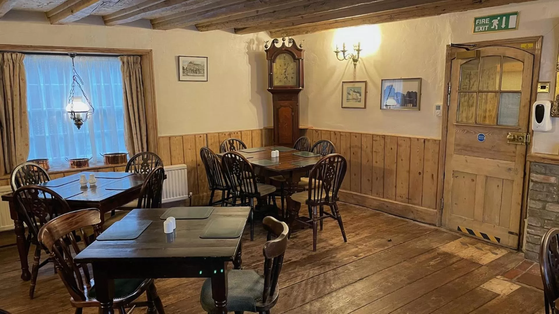 Restaurant/places to eat in Crown Hotel